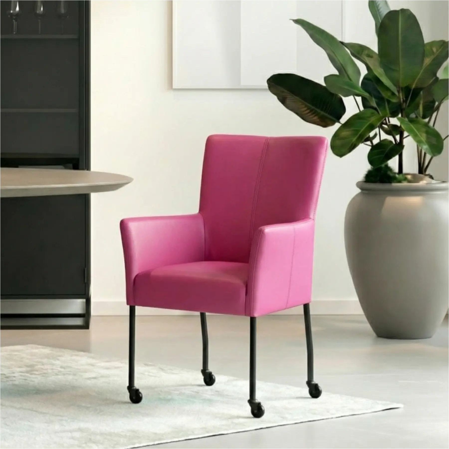 afbeelding van Leren eetkamerstoel Deal met armleuning - Hermes Purple (felpaars) - Poten staal vierkant zwart