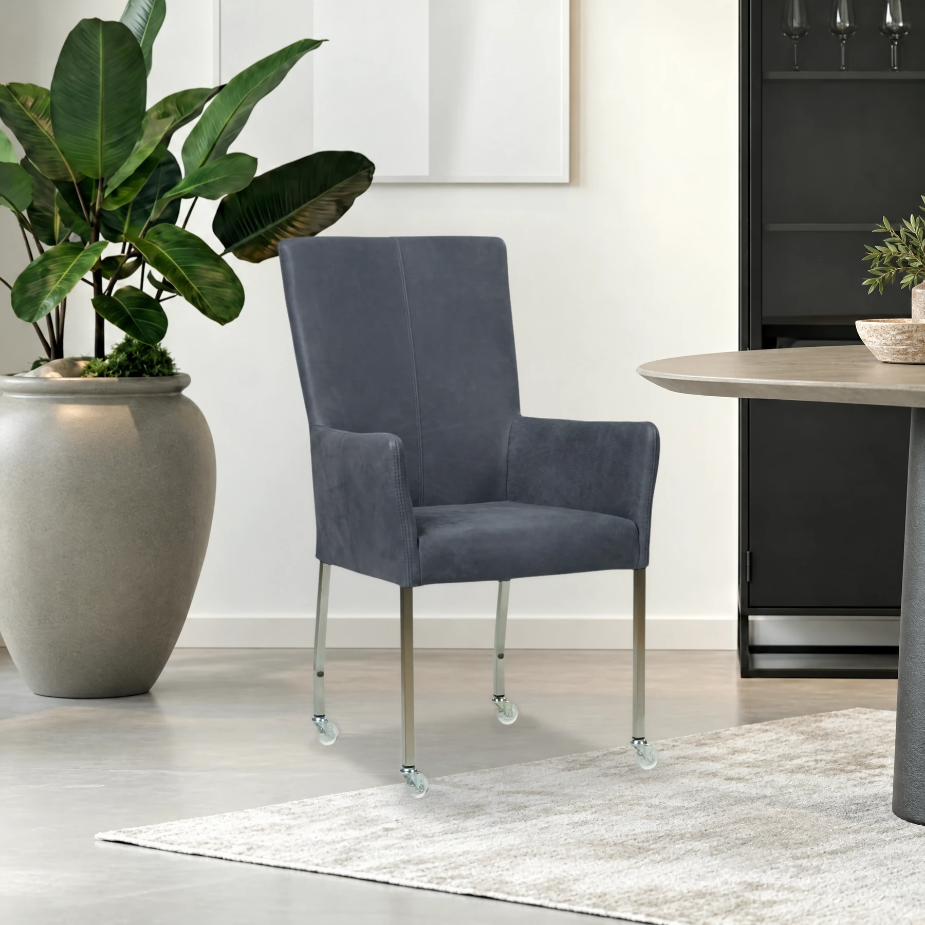 afbeelding van Leren eetkamerstoel Deal met armleuning - Kenia Denim (blauw) - Poten staal vierkant RVS