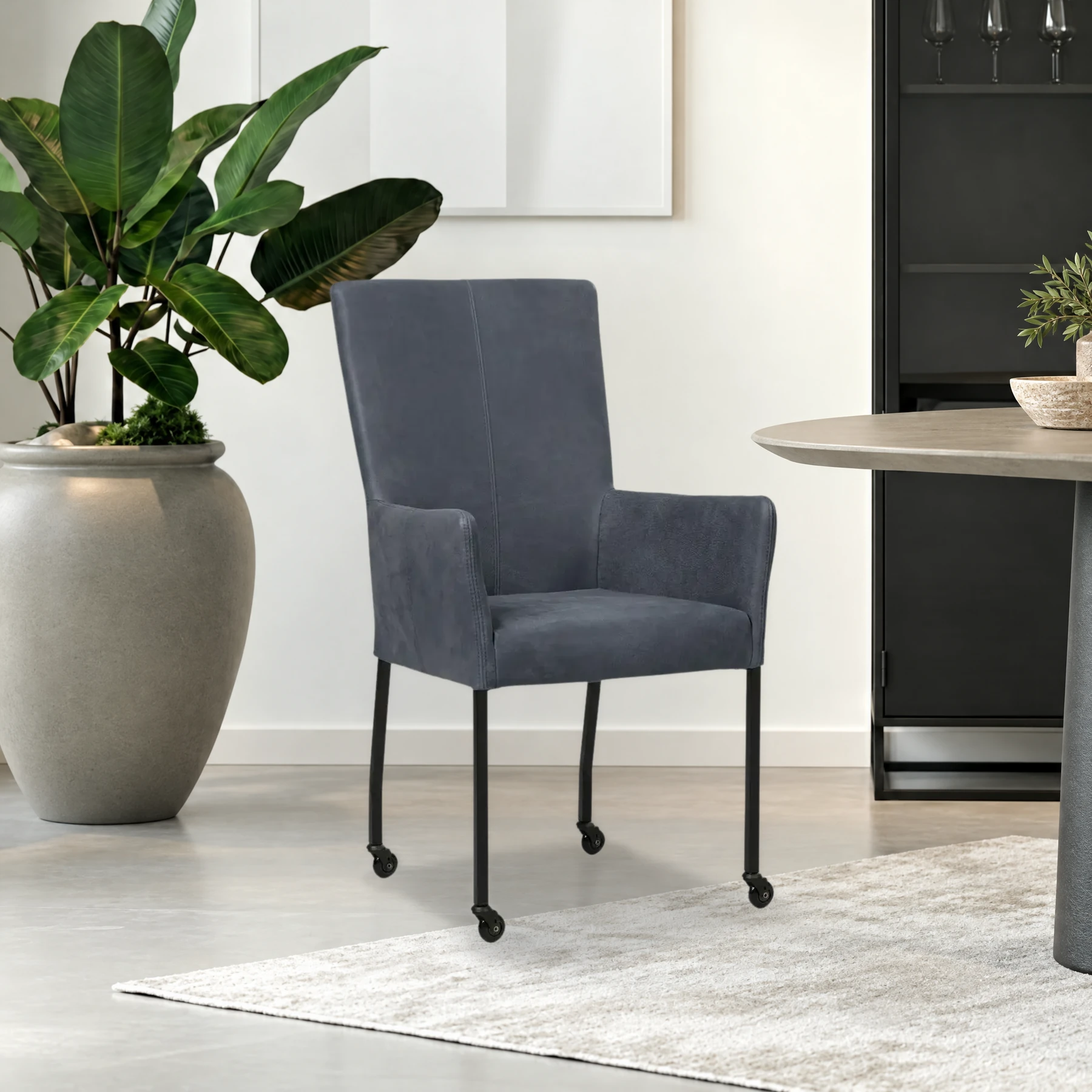 afbeelding van Leren eetkamerstoel Deal met armleuning - Kenia Denim (blauw) - Poten staal vierkant zwart
