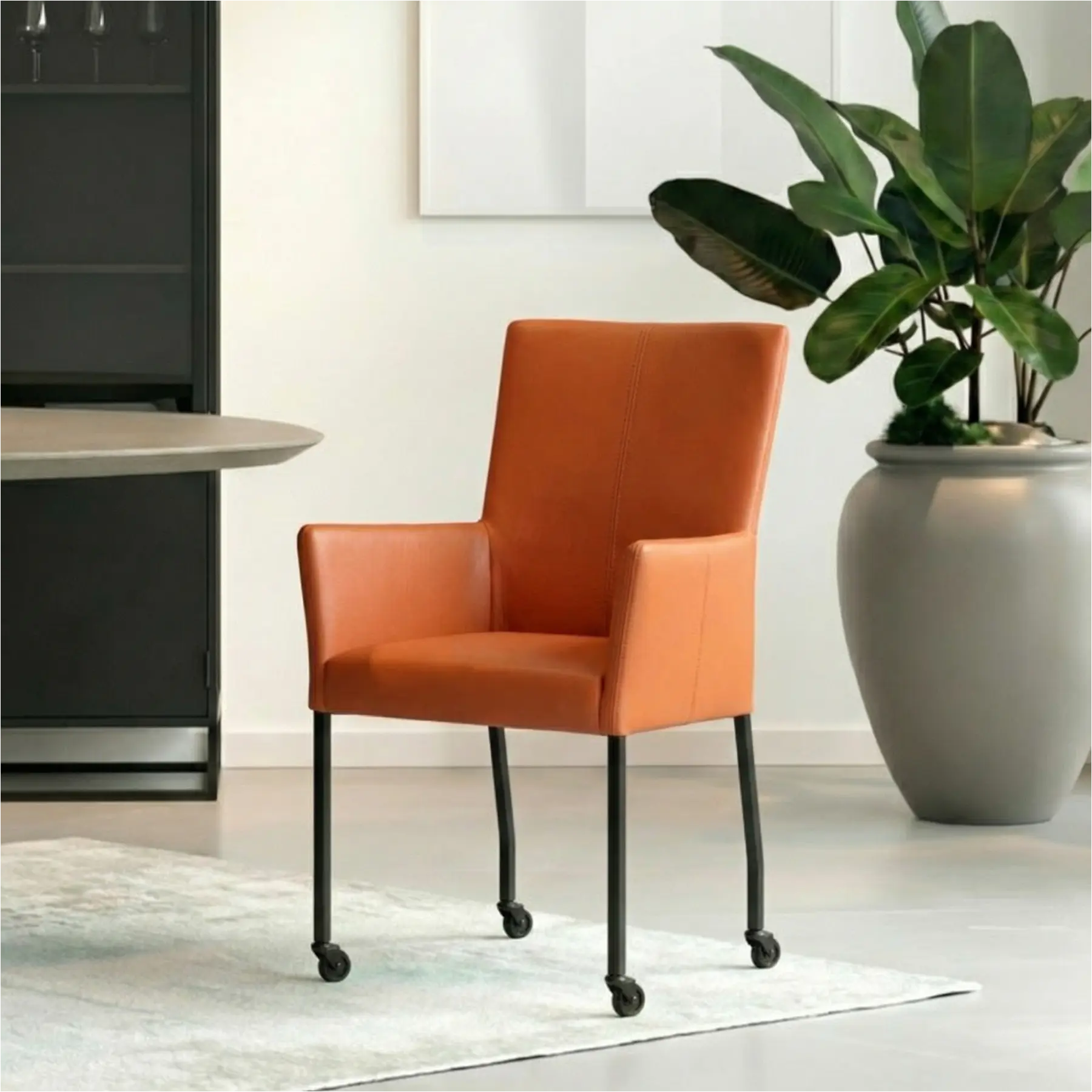 afbeelding van Leren eetkamerstoel Deal met armleuning - Toledo Cotto (cognac) - Poten staal vierkant zwart