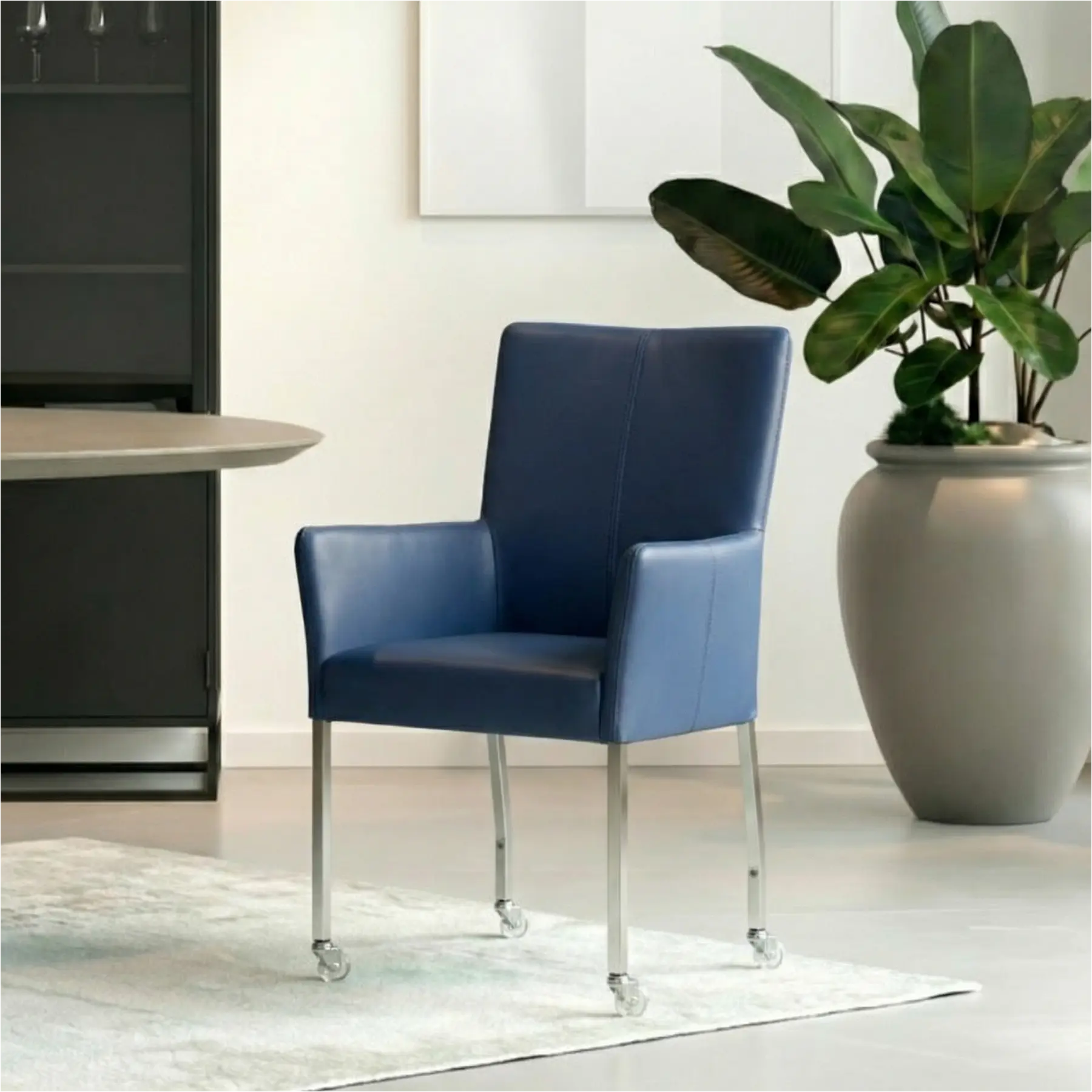 afbeelding van Leren eetkamerstoel Deal met armleuning - Toledo Kobalt (blauw) - Poten staal vierkant RVS