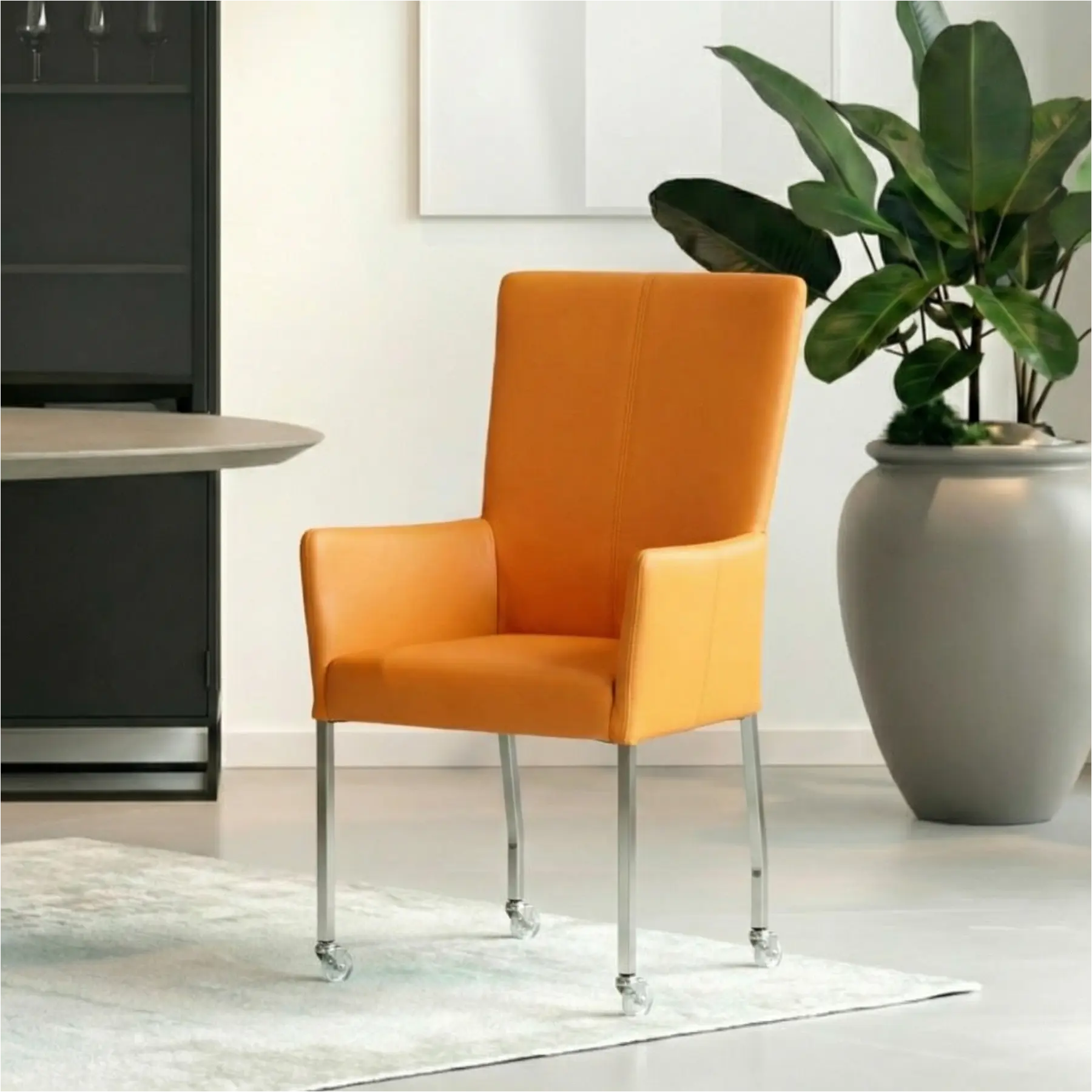 afbeelding van Leren eetkamerstoel Deal met armleuning - Toledo Mandarin (oranje) - Poten staal vierkant RVS