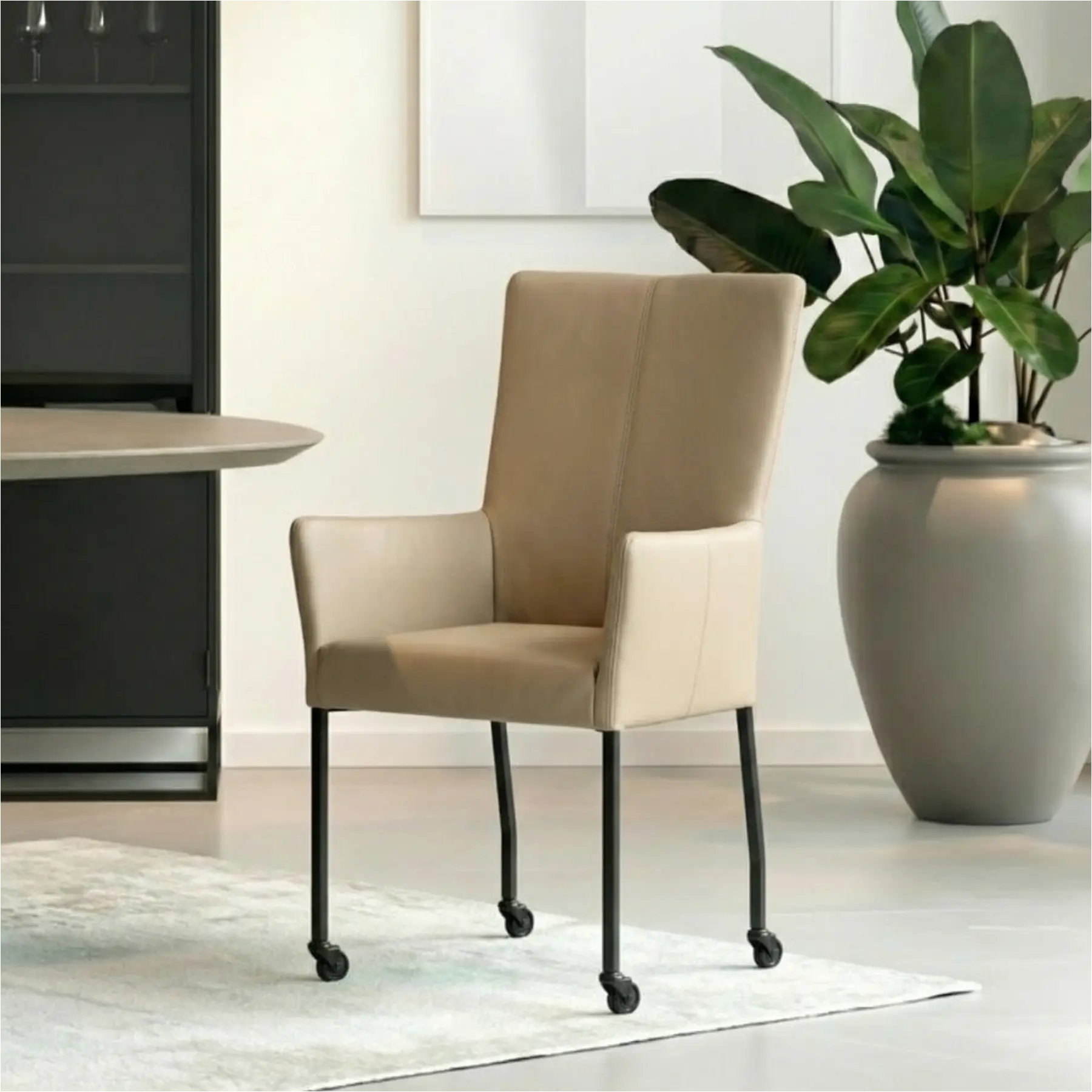 afbeelding van Leren eetkamerstoel Deal met armleuning - Toledo Mocca (taupe/bruin) - Poten staal vierkant zwart