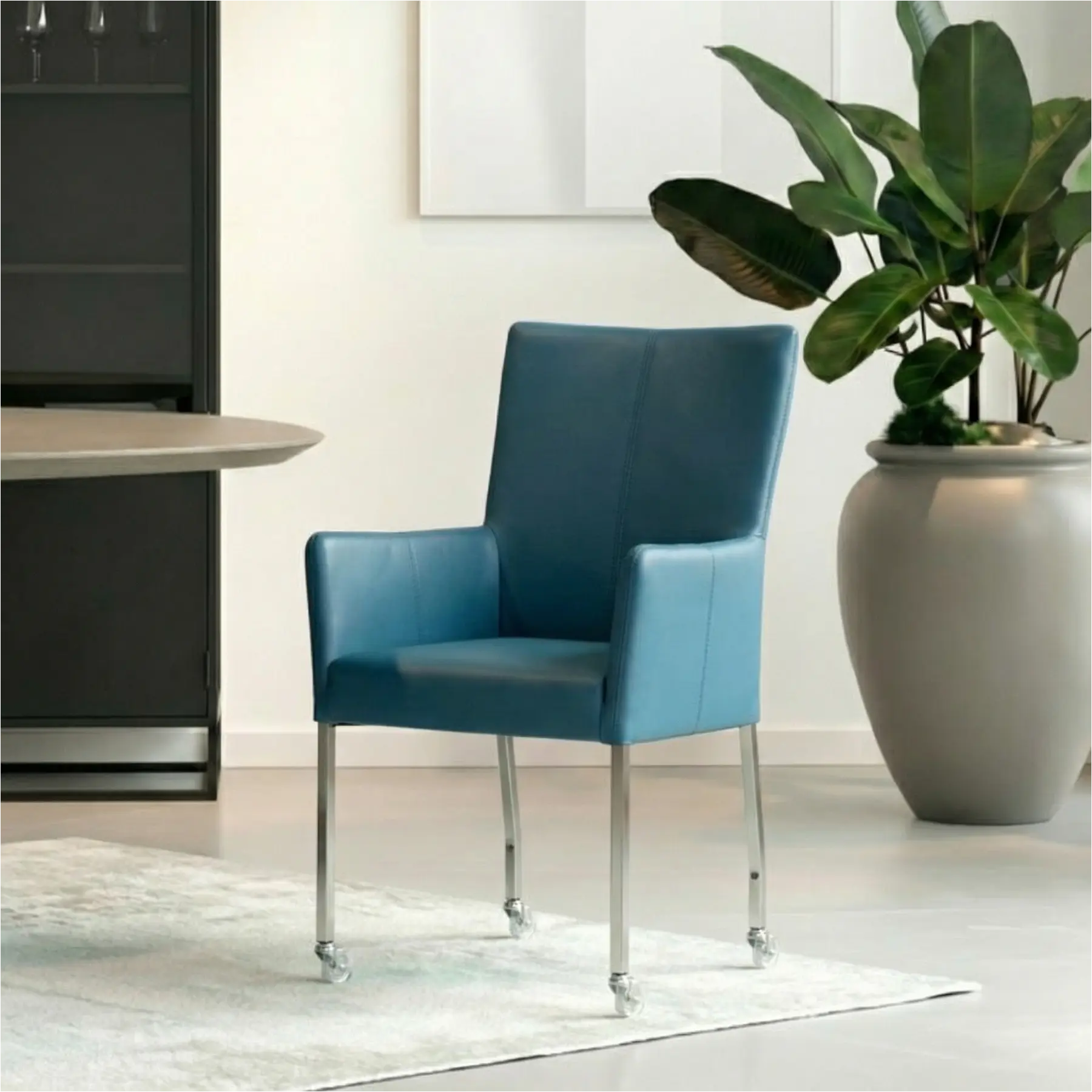 afbeelding van Leren eetkamerstoel Deal met armleuning - Toledo Turquoise (blauw) - Poten staal vierkant RVS