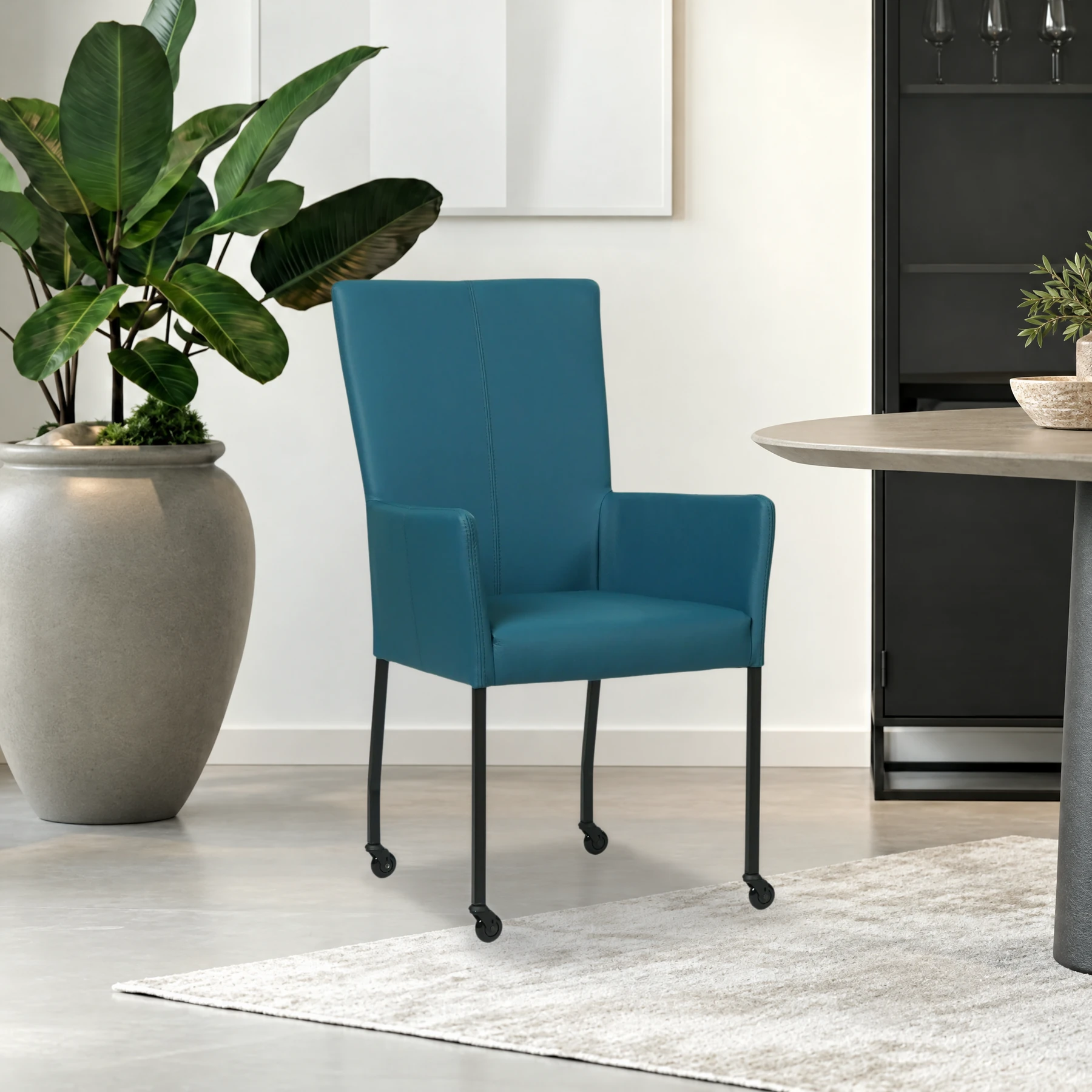 afbeelding van Leren eetkamerstoel Deal met armleuning - Toledo Turquoise (blauw) - Poten staal vierkant zwart
