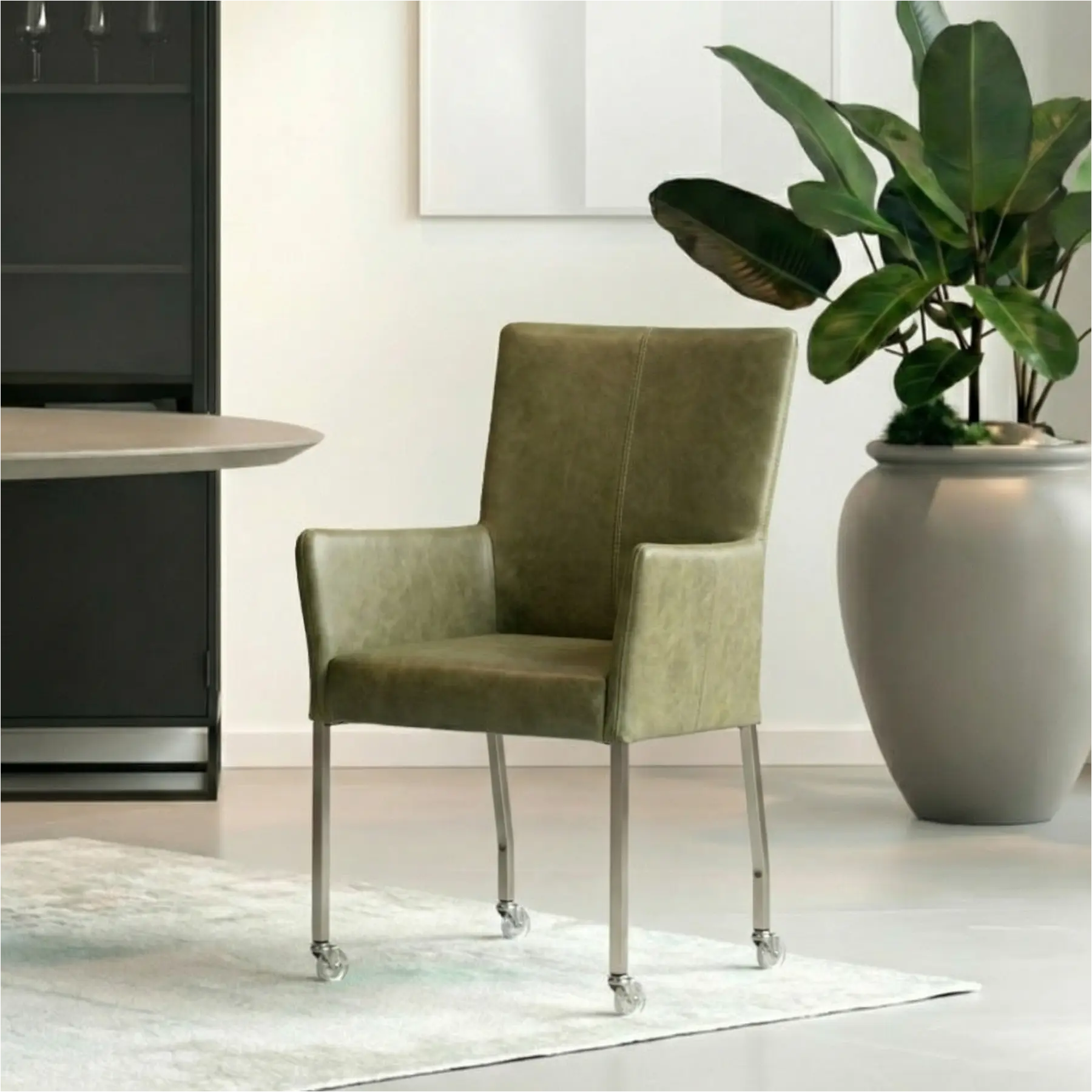 afbeelding van Leren eetkamerstoel Deal met armleuning - Vintage Olive (olijf/groen) - Poten staal vierkant RVS