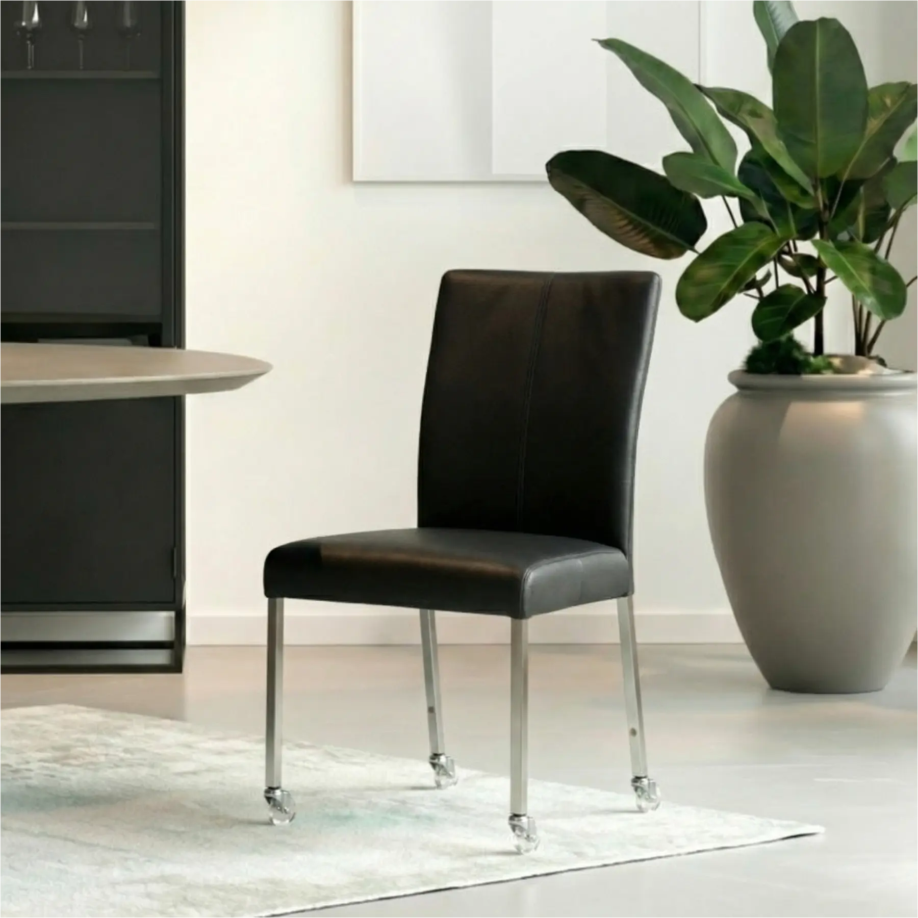 afbeelding van Leren eetkamerstoel Deal - Toledo Nero (zwart) - Poten staal vierkant RVS