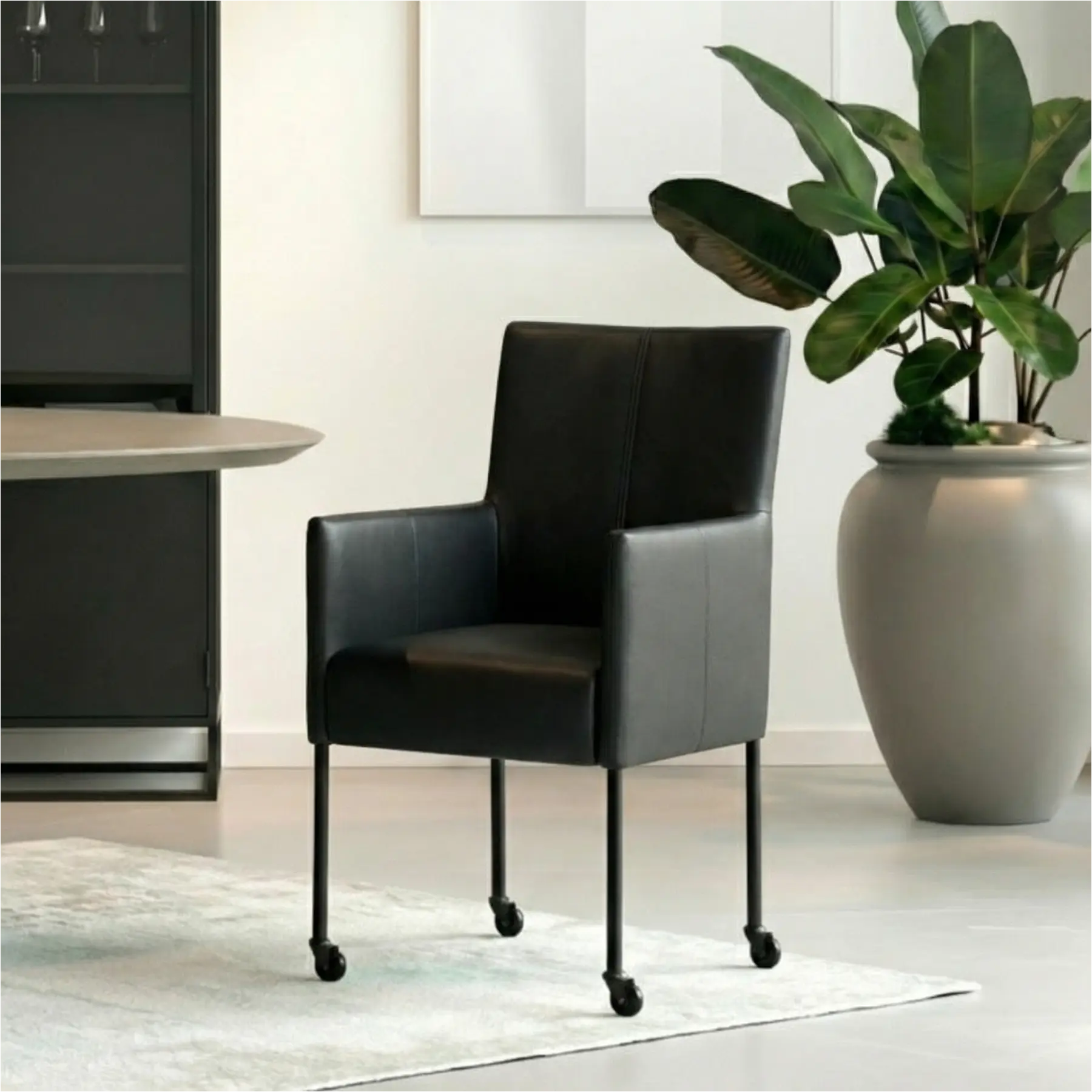 afbeelding van Leren eetkamerstoel Deal - Toledo Nero (zwart) - Poten staal vierkant zwart