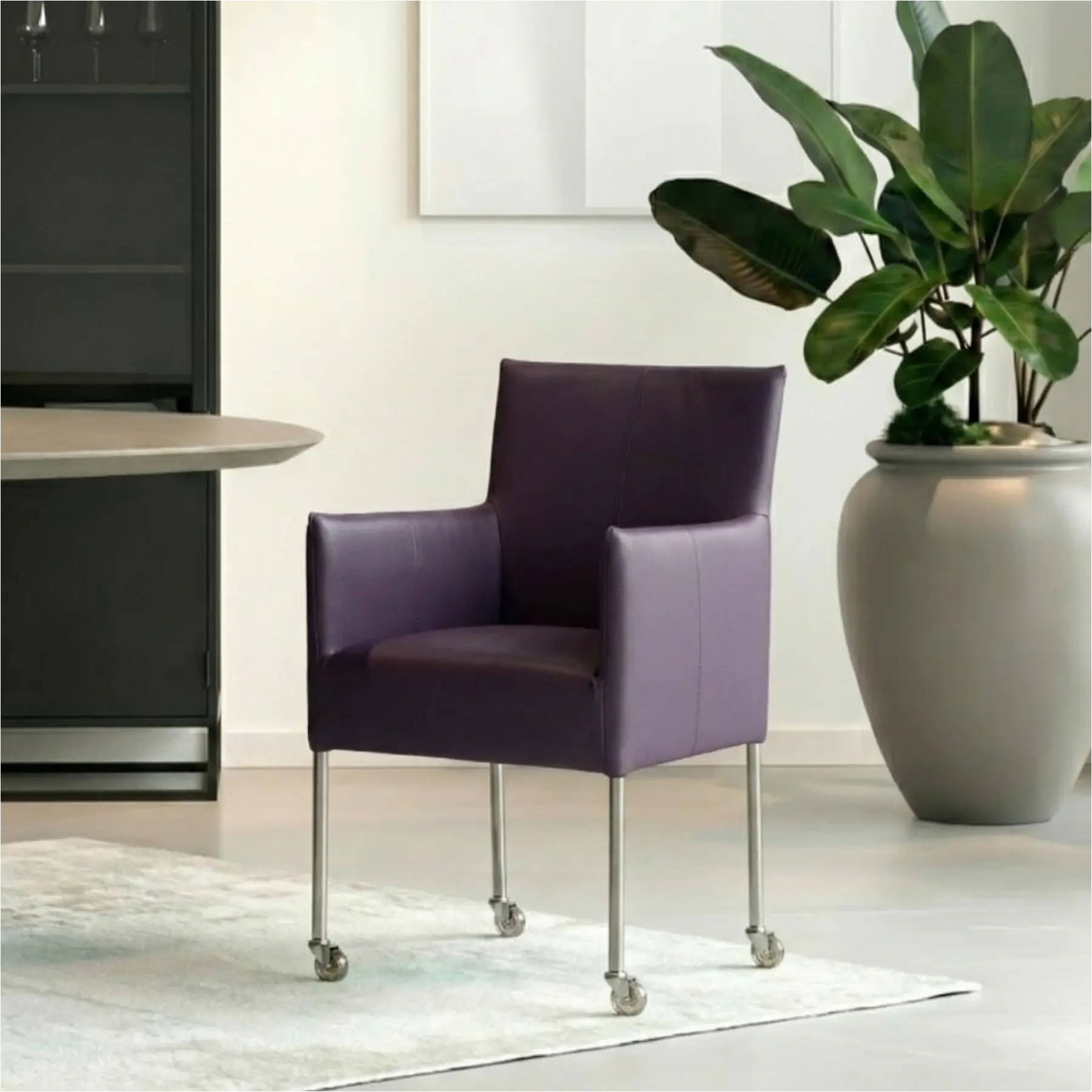 afbeelding van Leren eetkamerstoel Desire - Toledo Merlin (donkerpaars) - Poten staal rond RVS