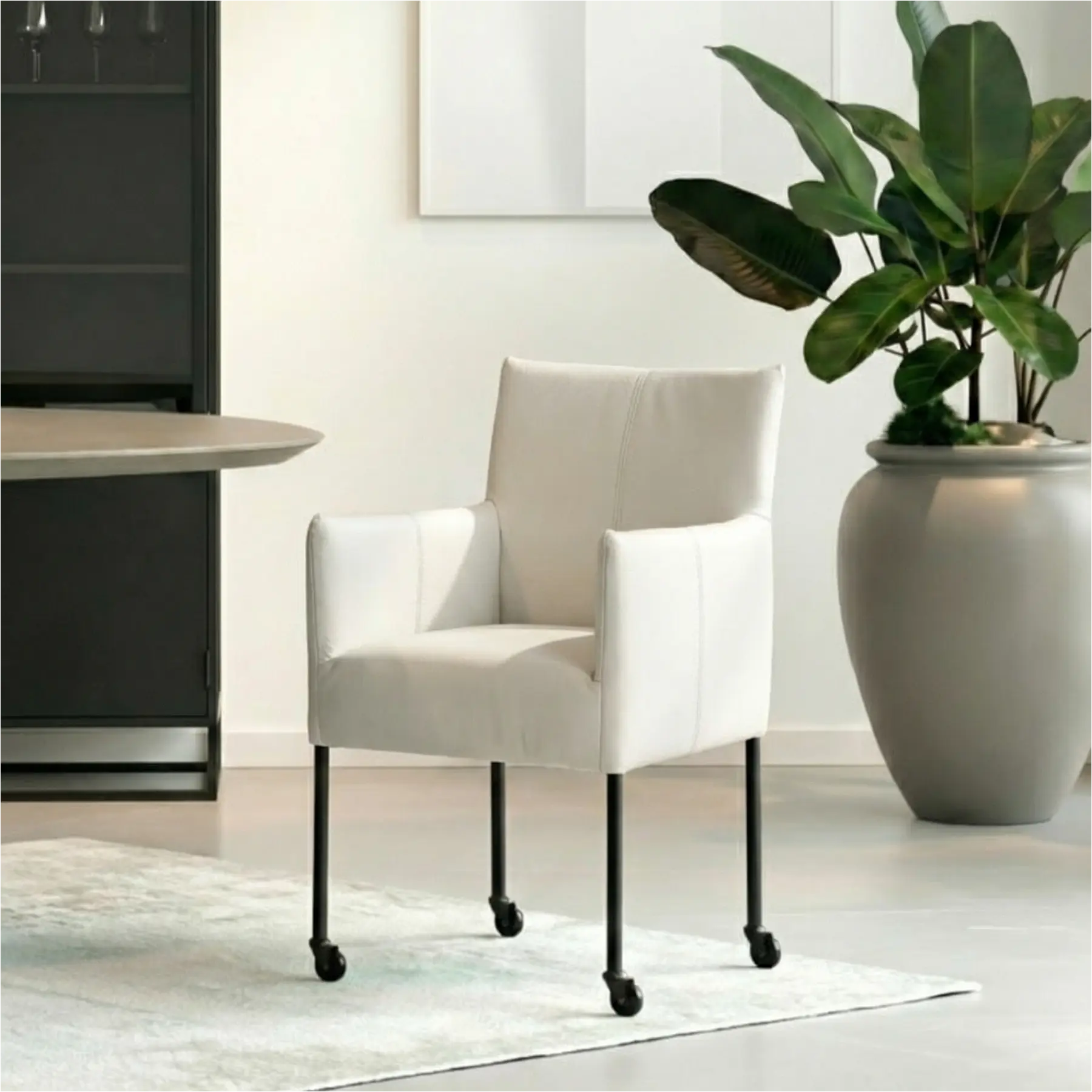 afbeelding van Leren eetkamerstoel Desire - Toledo Misty (crème) - Poten staal rond zwart