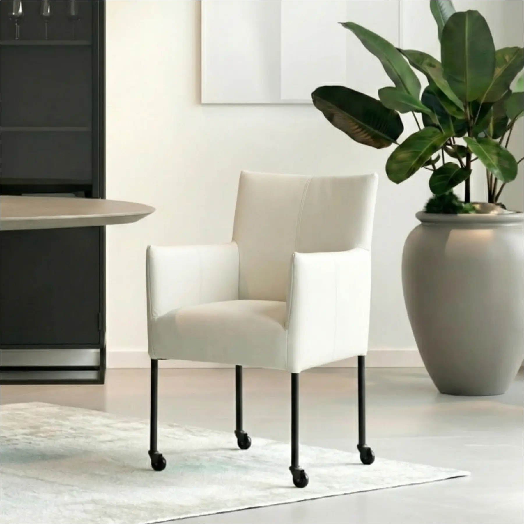 afbeelding van Leren eetkamerstoel Desire - Toledo Nebbia (crème) - Poten staal rond zwart