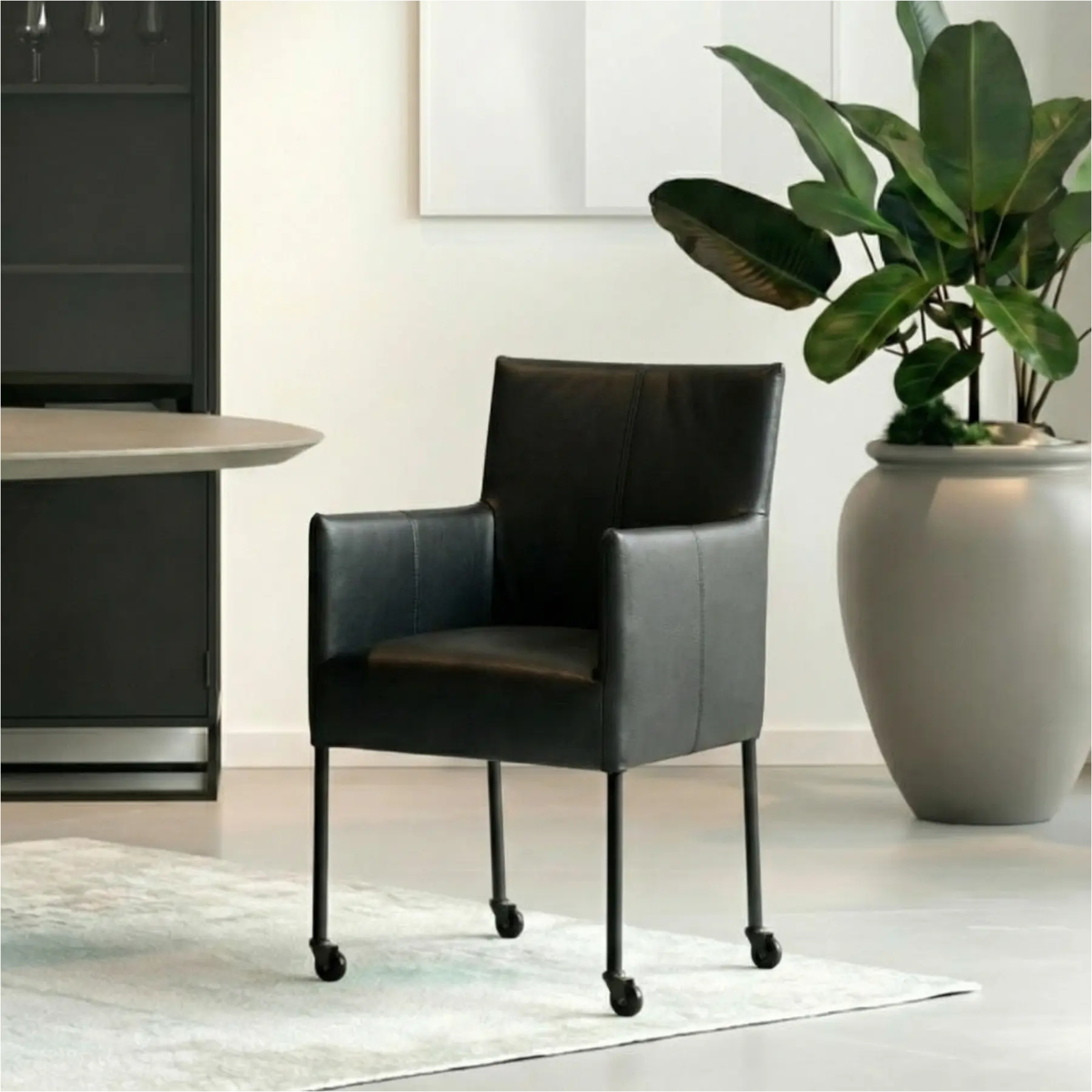 afbeelding van Leren eetkamerstoel Desire - Toledo Nero (zwart) - Poten staal rond zwart