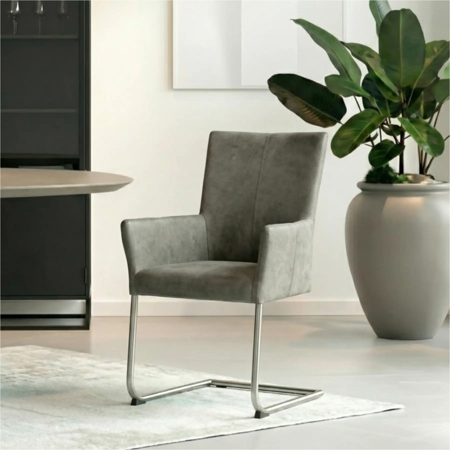 afbeelding van Leren eetkamerstoel Dry met armleuning - Kenia Antracite (grijs) - Sledepoot staal rond RVS