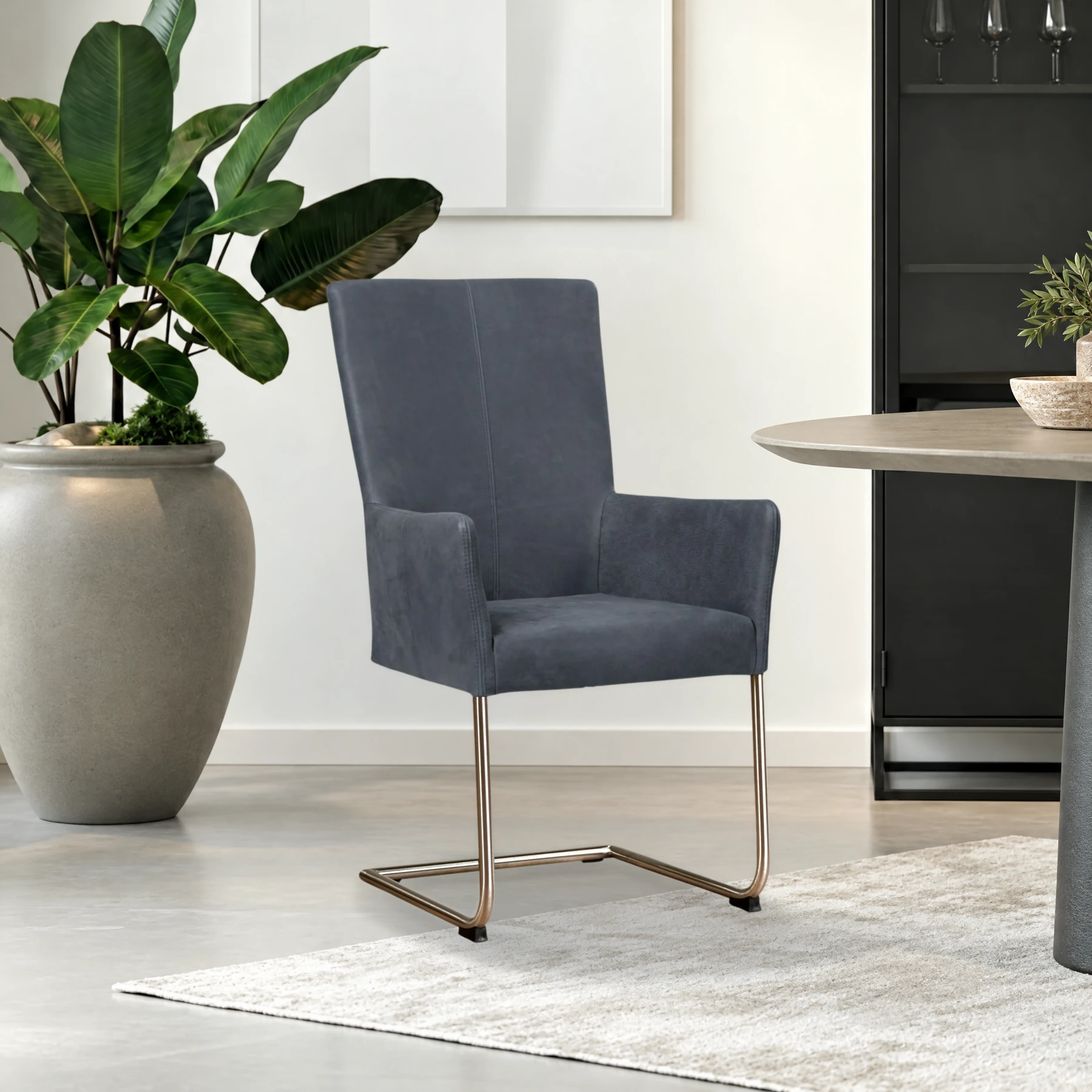 afbeelding van Leren eetkamerstoel Dry met armleuning - Kenia Denim (blauw) - Sledepoot staal rond RVS