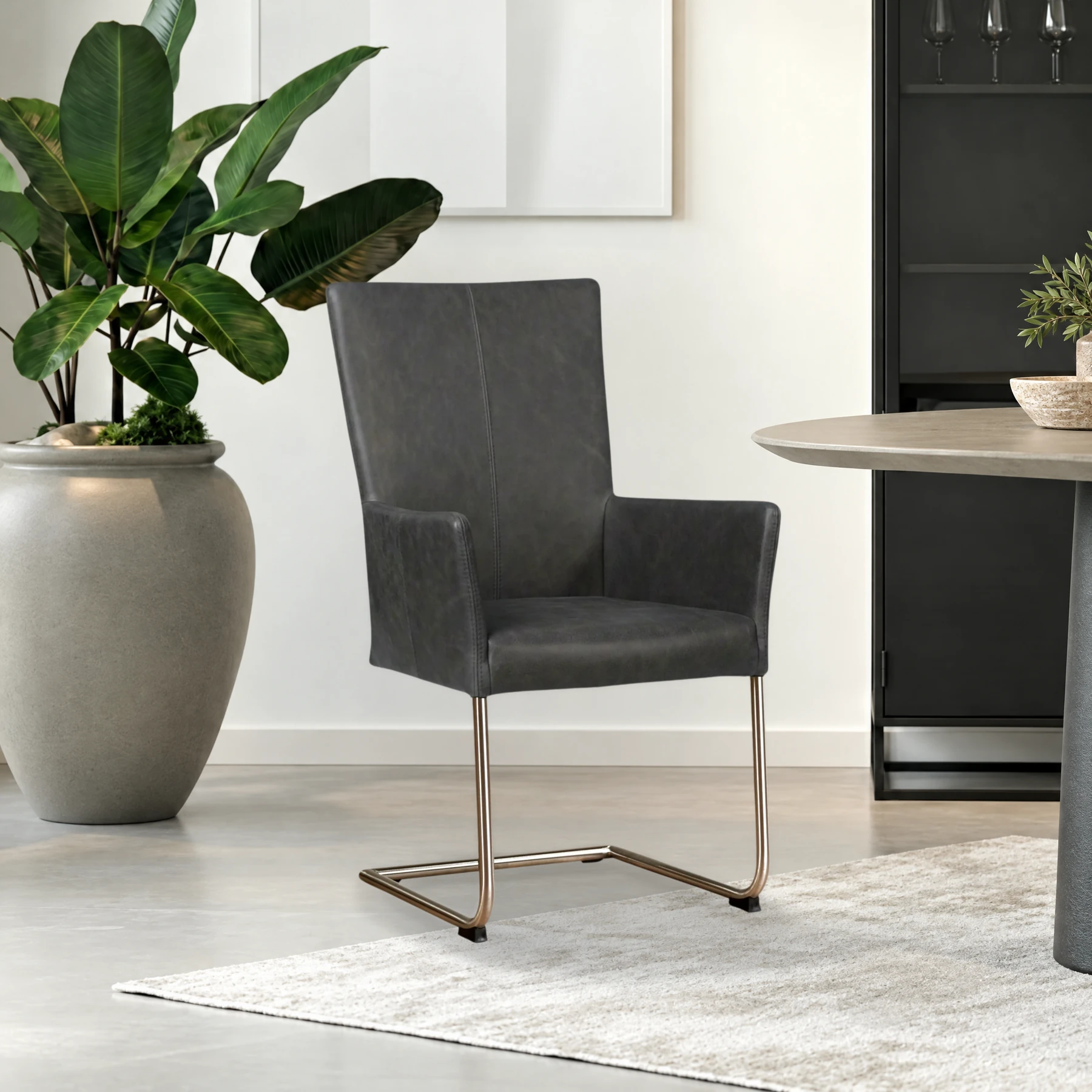 afbeelding van Leren eetkamerstoel Dry met armleuning - Vintage Grey (grijs) - Sledepoot staal rond RVS