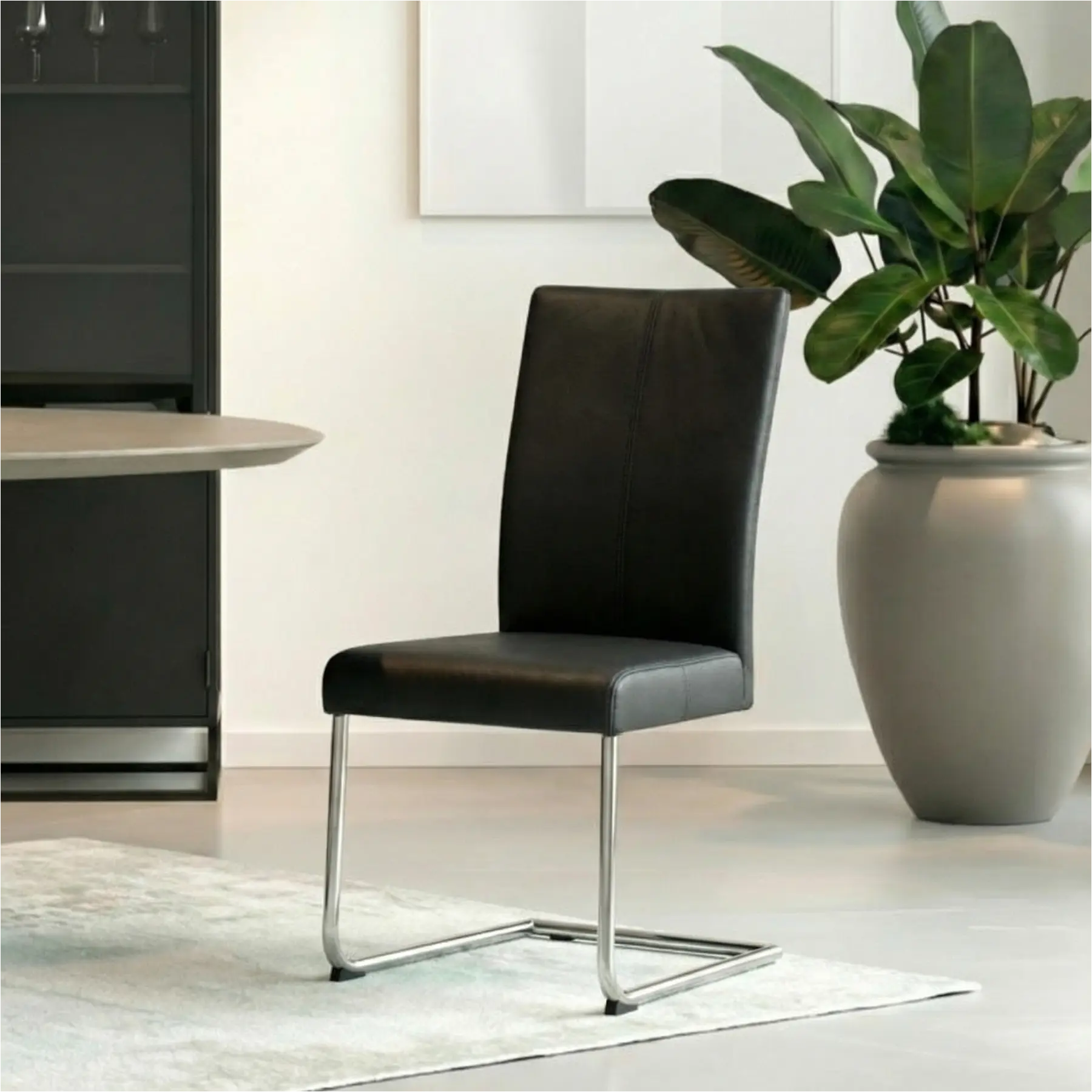 afbeelding van Leren eetkamerstoel Dry - Toledo Nero (zwart) - Sledepoot staal rond RVS