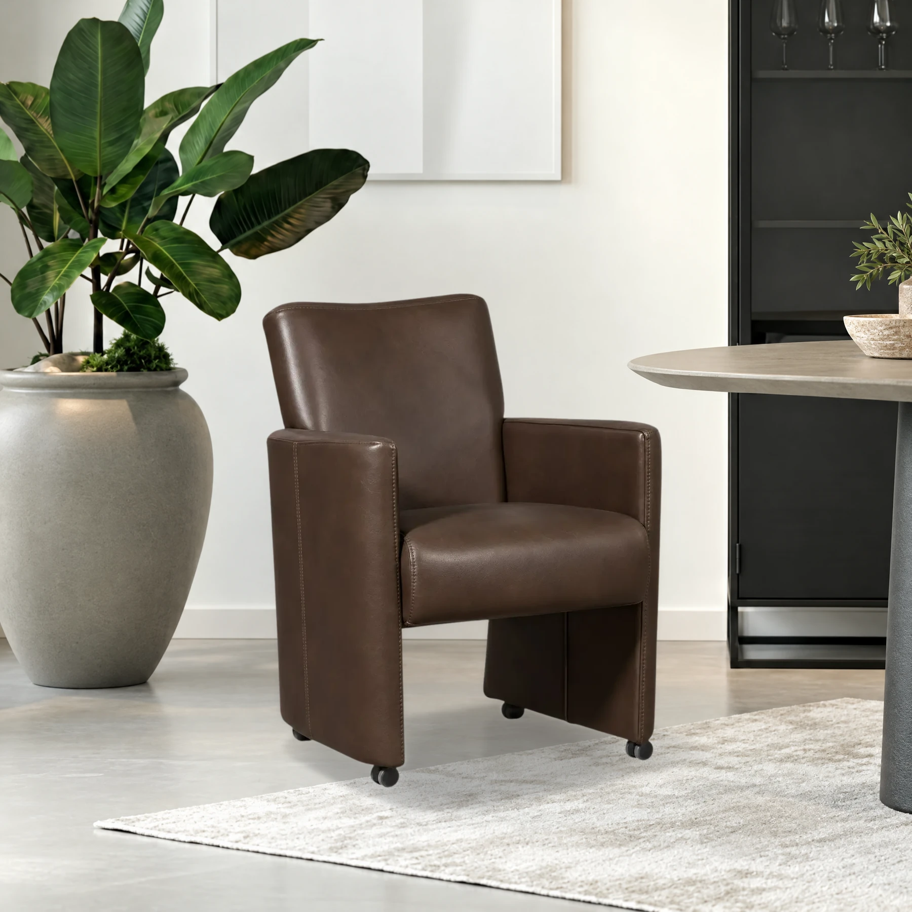 afbeelding van Leren eetkamerstoel Elegant - Granada Chocolate (bruin) - Met handgreep zwart