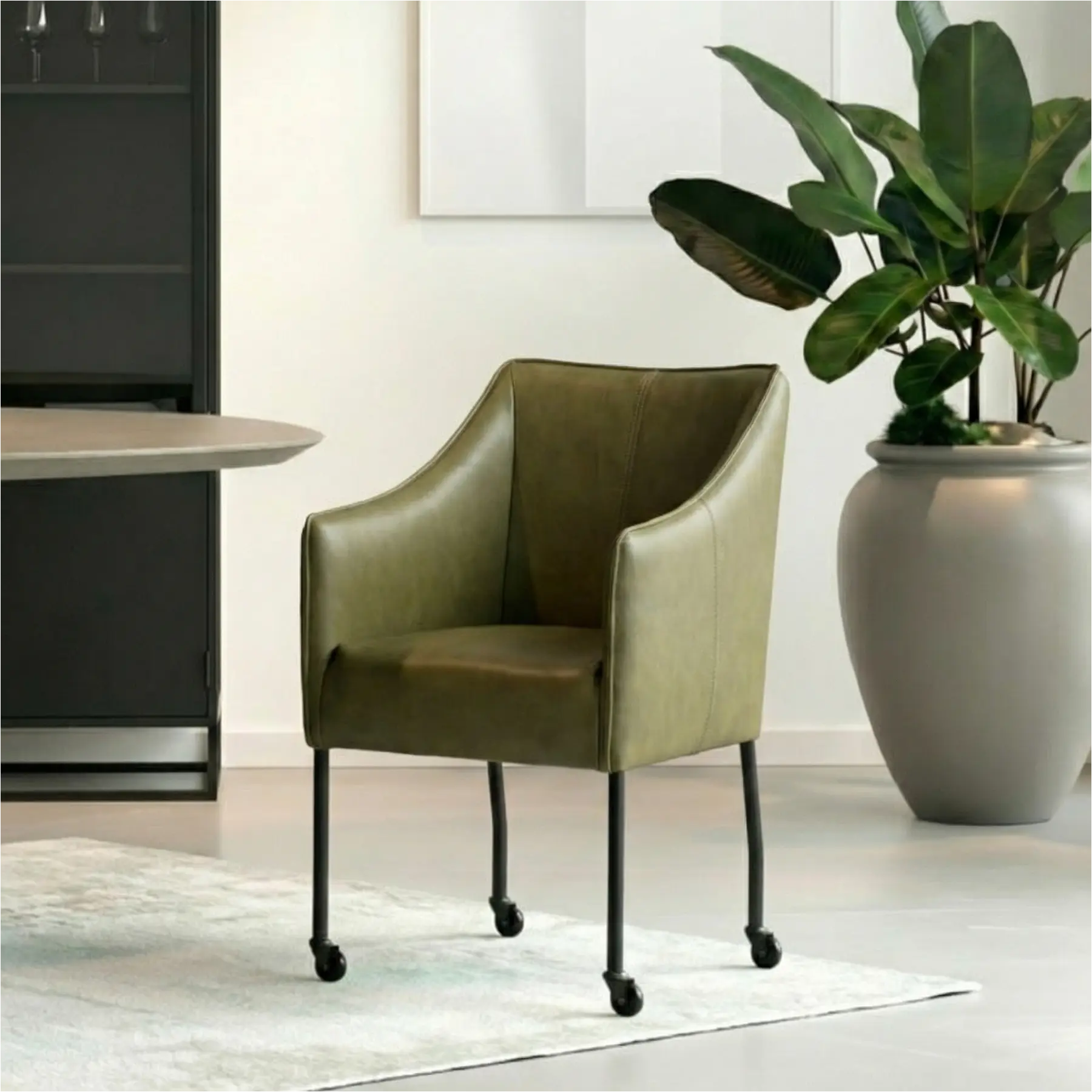 afbeelding van OUTLET Leren eetkamerstoel Happy - met wieltjes en armleuning - Rancho Leer Green - Kleur poot, zwart - Skate wiel zwart