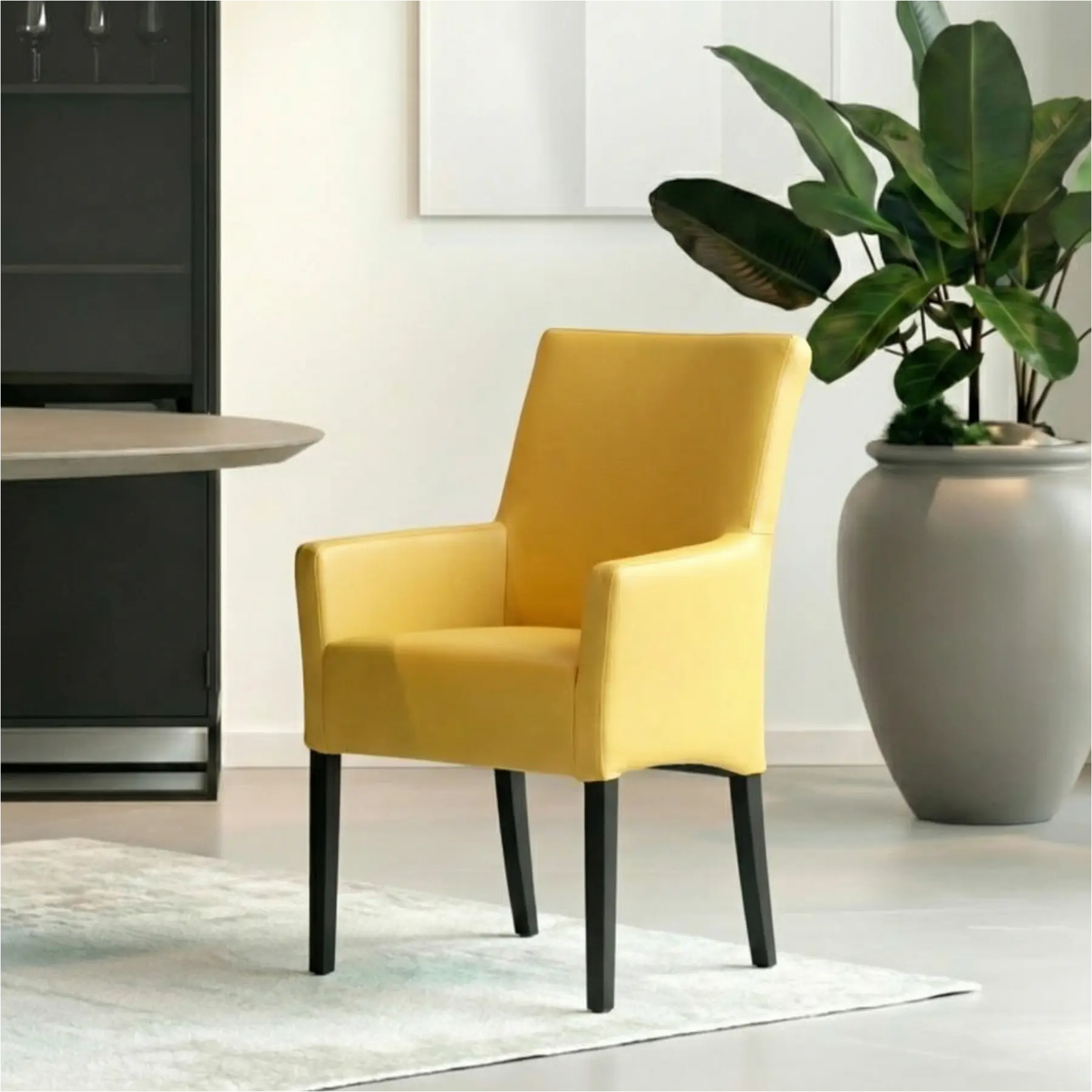 afbeelding van Leren eetkamerstoel Just met armleuning - Toledo Giallo (geel) - Poten hout zwart