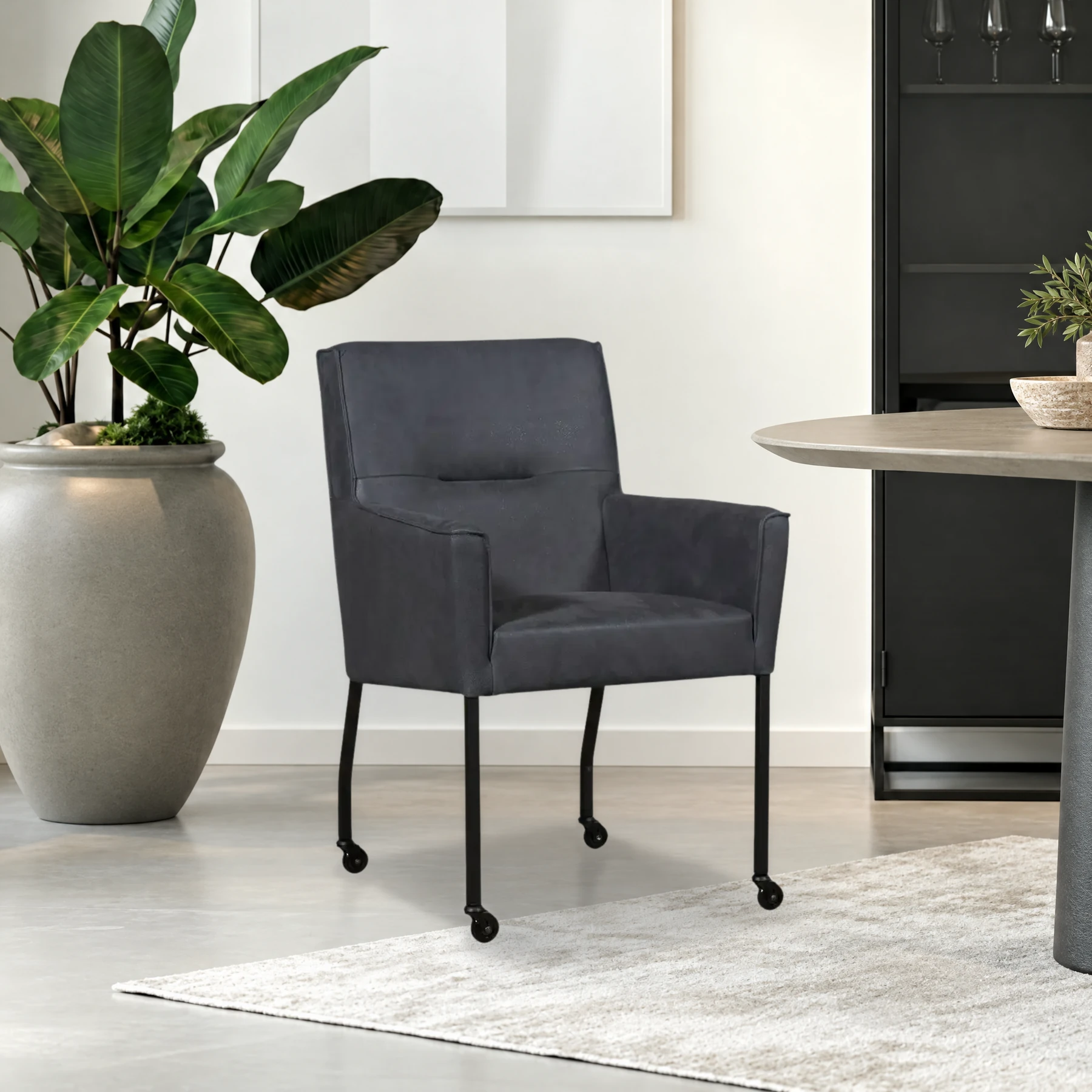 afbeelding van Leren eetkamerstoel met wieltjes en armleuning Lucky - Kenia Denim (blauw)