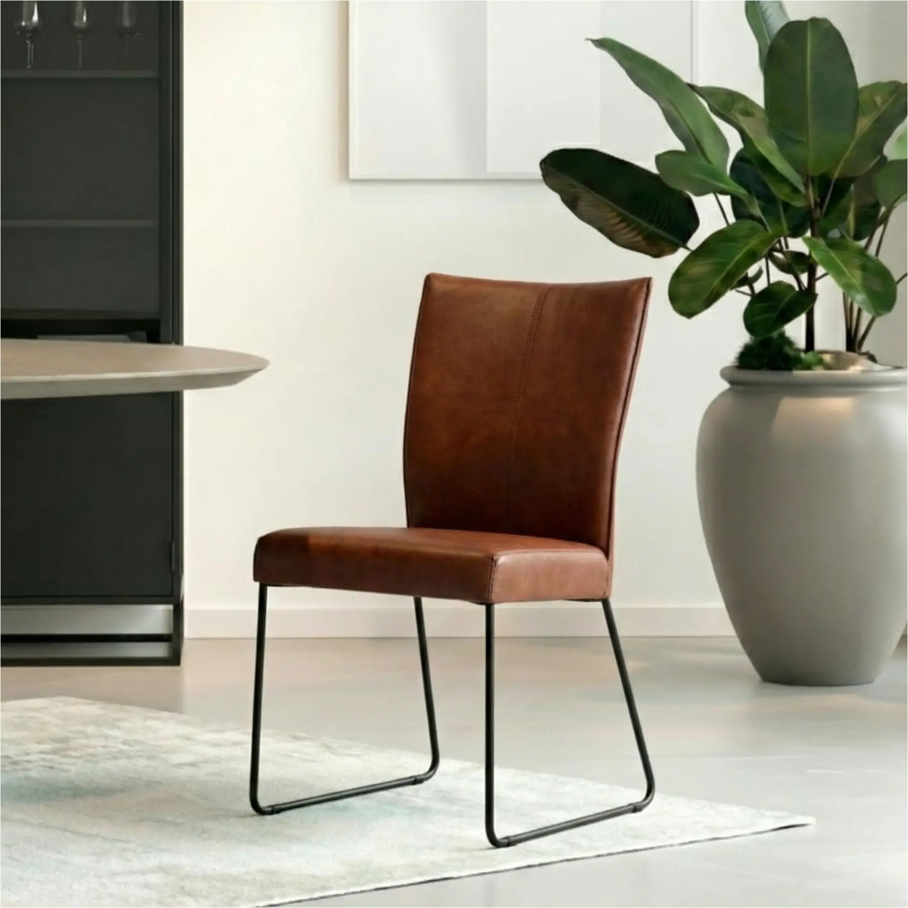 afbeelding van Leren eetkamerstoel Mate - Granada Cognac (donkercognac) - U-poot staal rond zwart