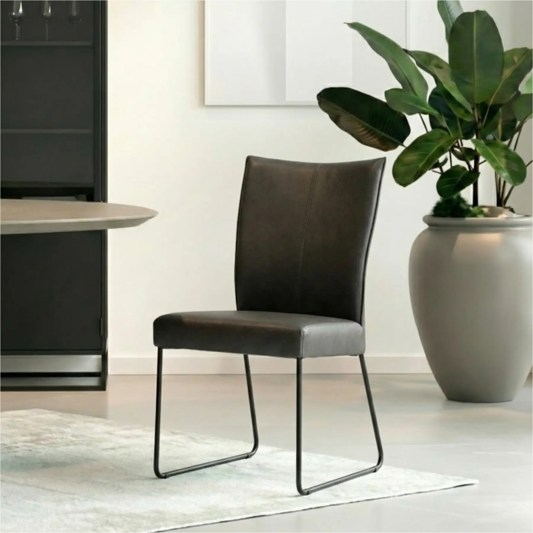 afbeelding van Leren eetkamerstoel Mate - Granada Graphite (donkergrijs) - U-poot staal rond zwart