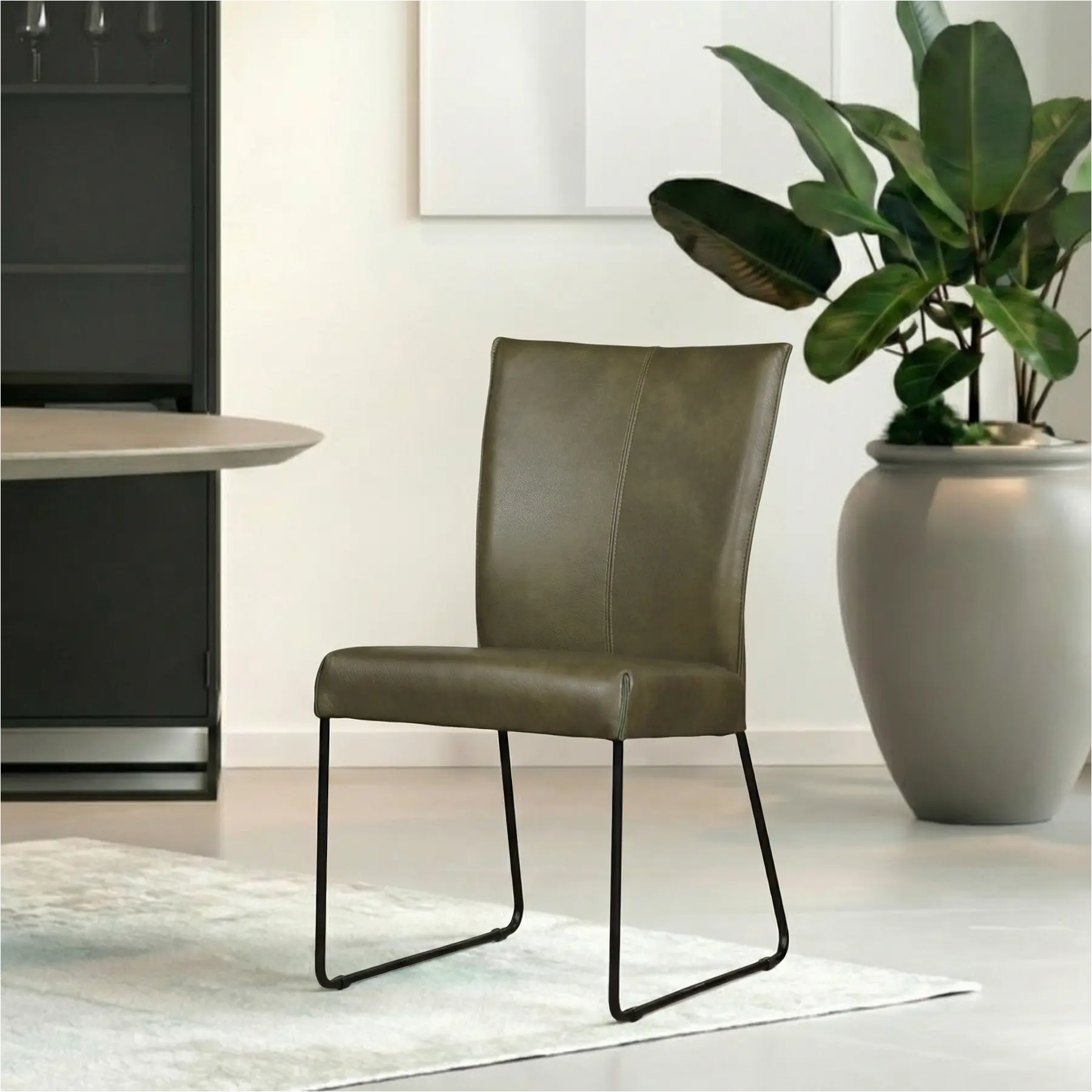 afbeelding van Leren eetkamerstoel Mate - Granada Moss (olijf/groen) - U-poot staal rond zwart