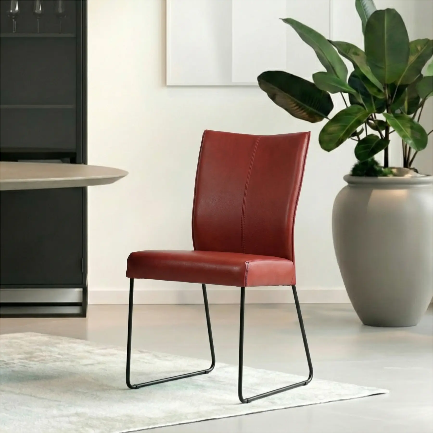 afbeelding van Leren eetkamerstoel Mate - Granada Rouge (rood) - U-poot staal rond zwart