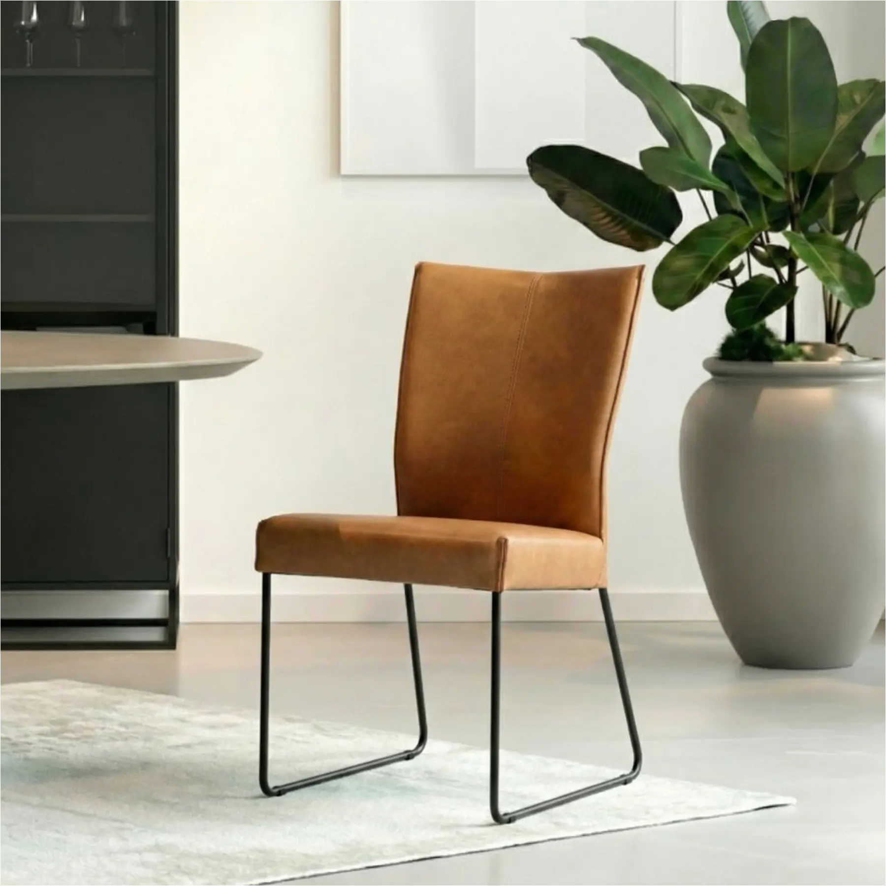 afbeelding van Leren eetkamerstoel Mate - Granada Sahara (cognac) - U-poot staal rond zwart