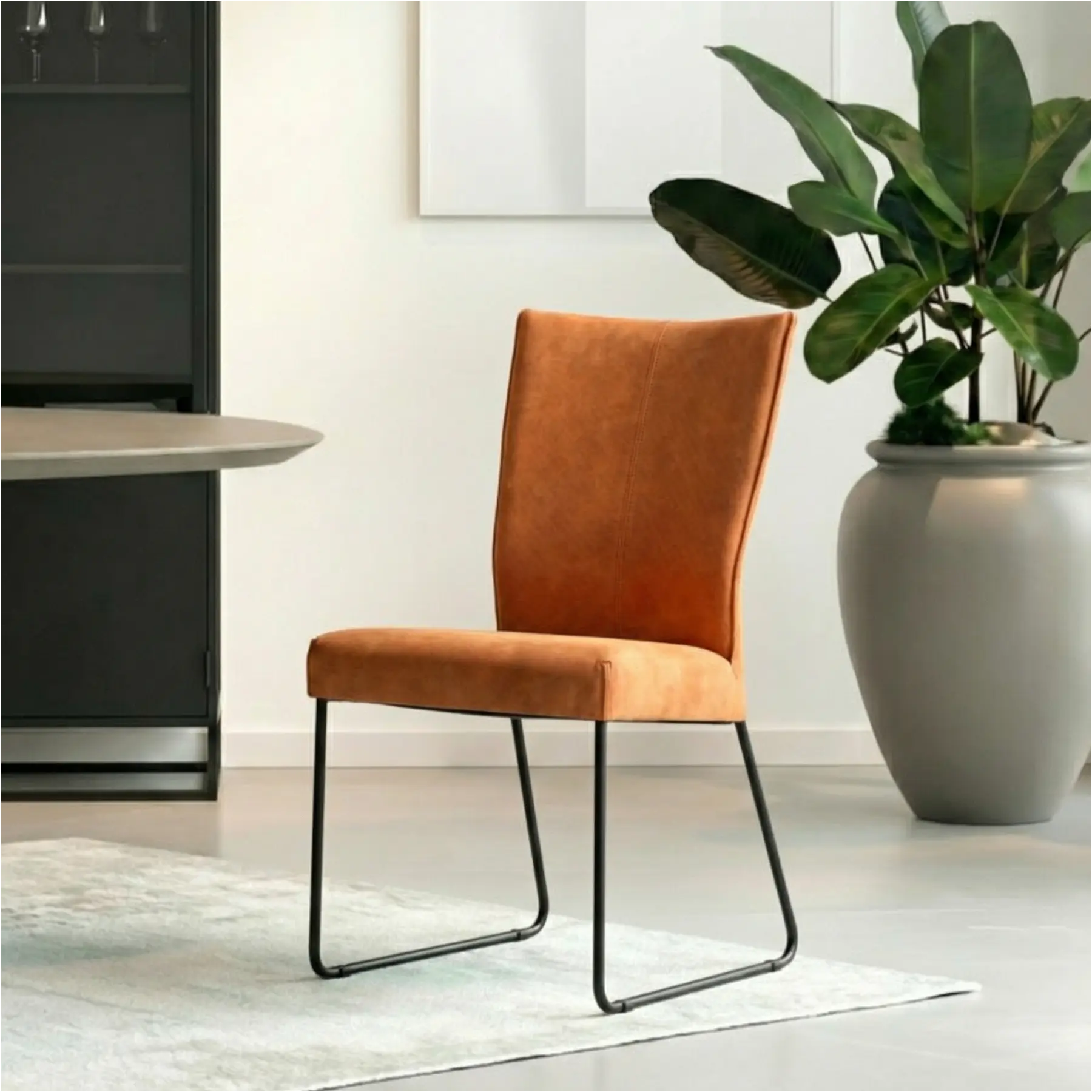 afbeelding van Leren eetkamerstoel Mate - Kenia Rost (oranje) - U-poot staal rond zwart