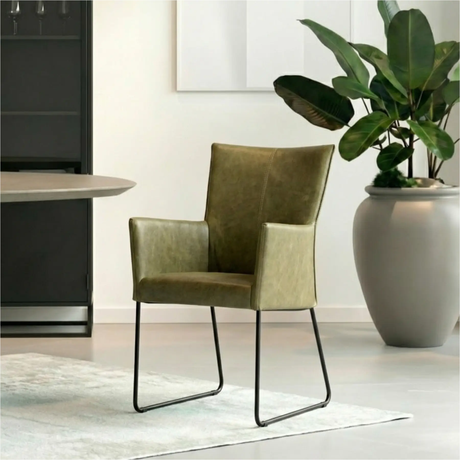 afbeelding van Leren eetkamerstoel Mate met armleuning