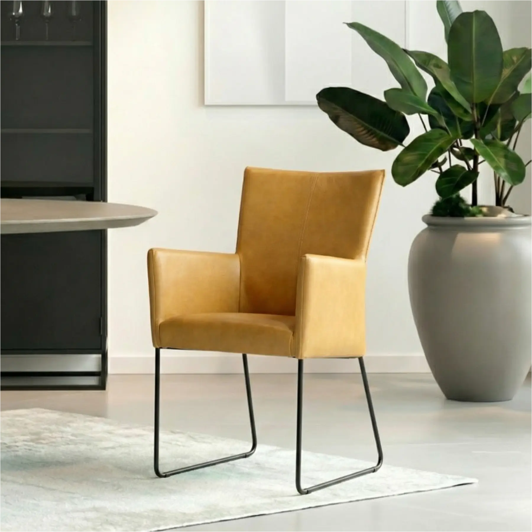 afbeelding van Leren eetkamerstoel Mate met armleuning - Granada Amber (cognac) - U-poot staal rond zwart