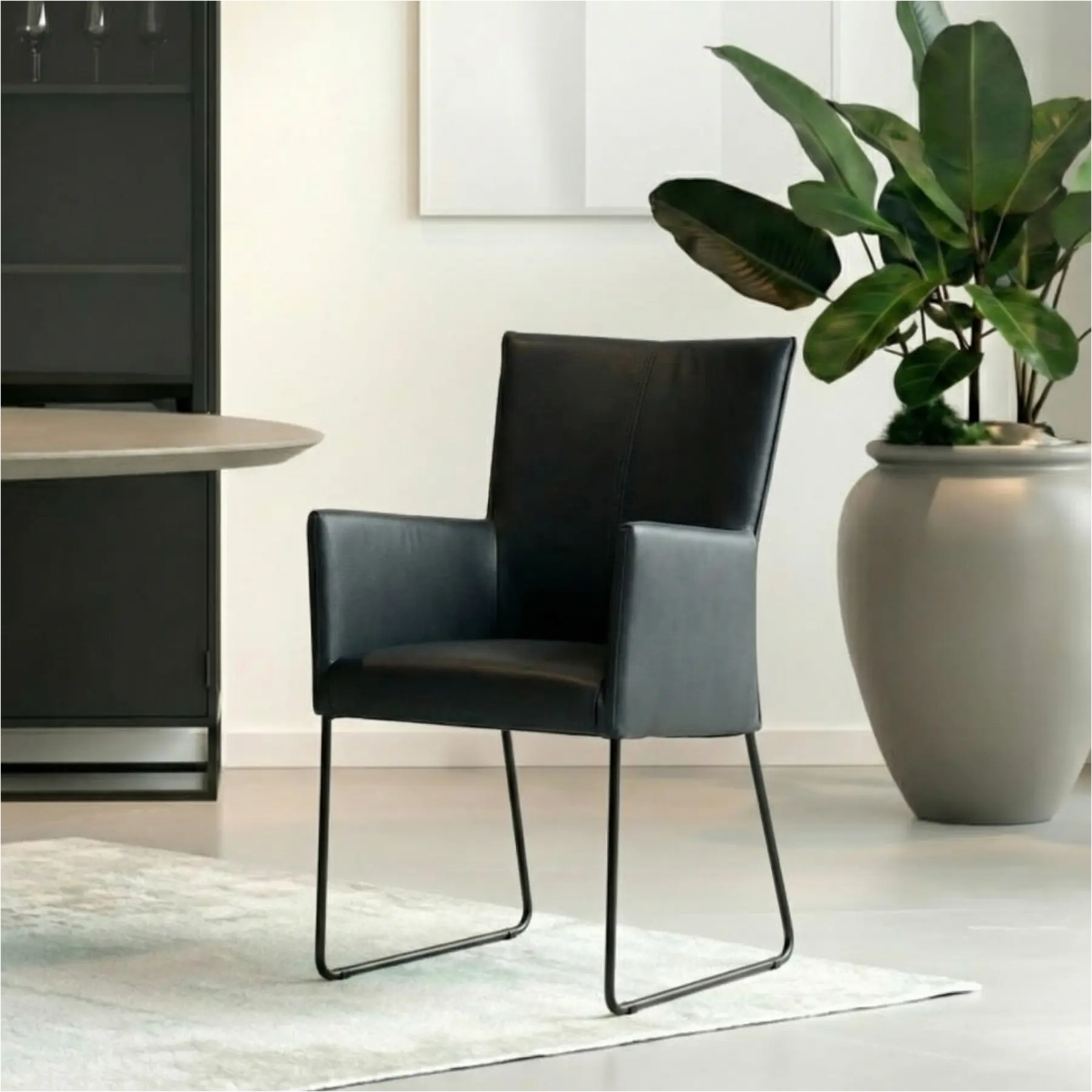 afbeelding van Leren eetkamerstoel Mate met armleuning - Granada Blue (blauw) - U-poot staal rond zwart