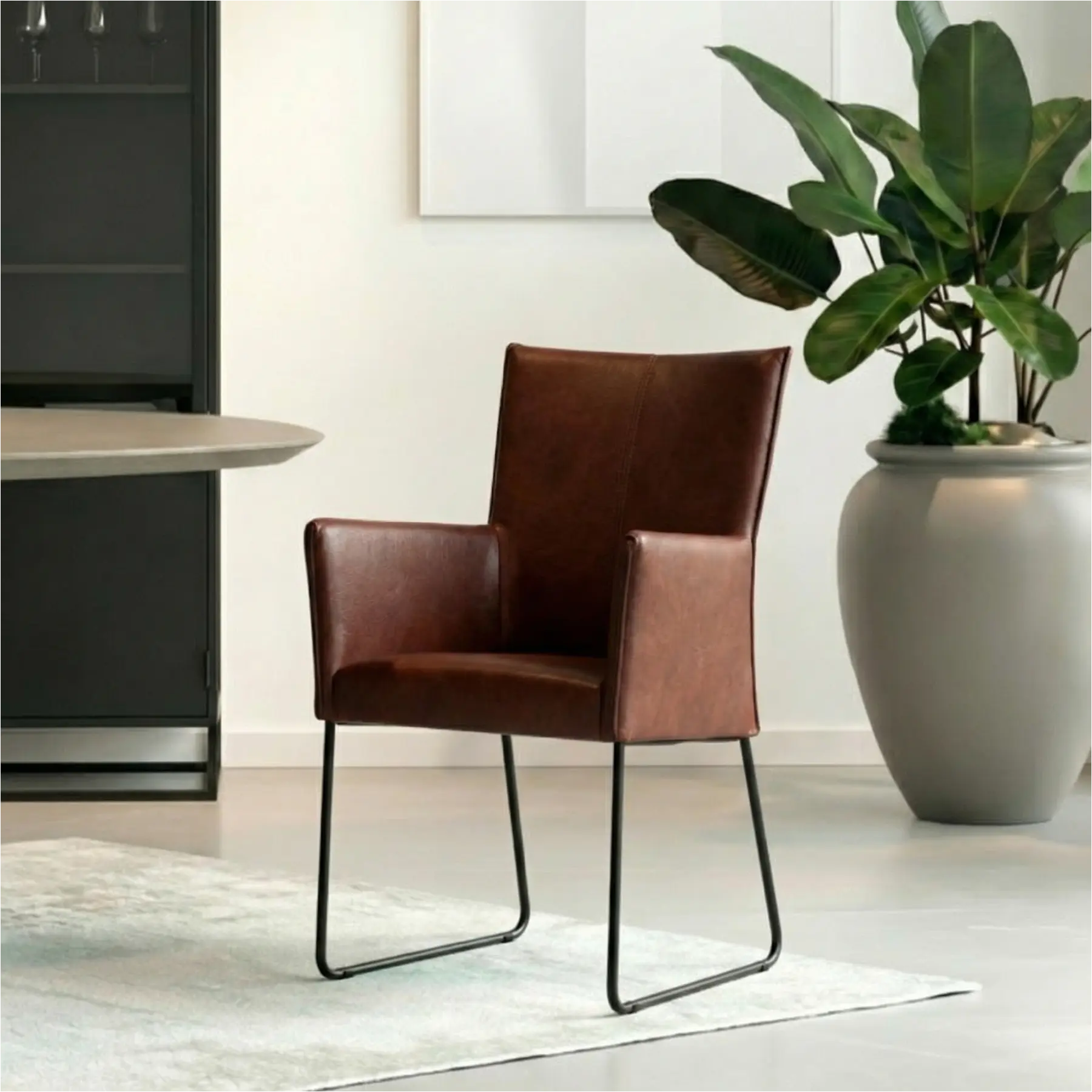 afbeelding van Leren eetkamerstoel Mate met armleuning - Granada Cognac (donkercognac) - U-poot staal rond zwart