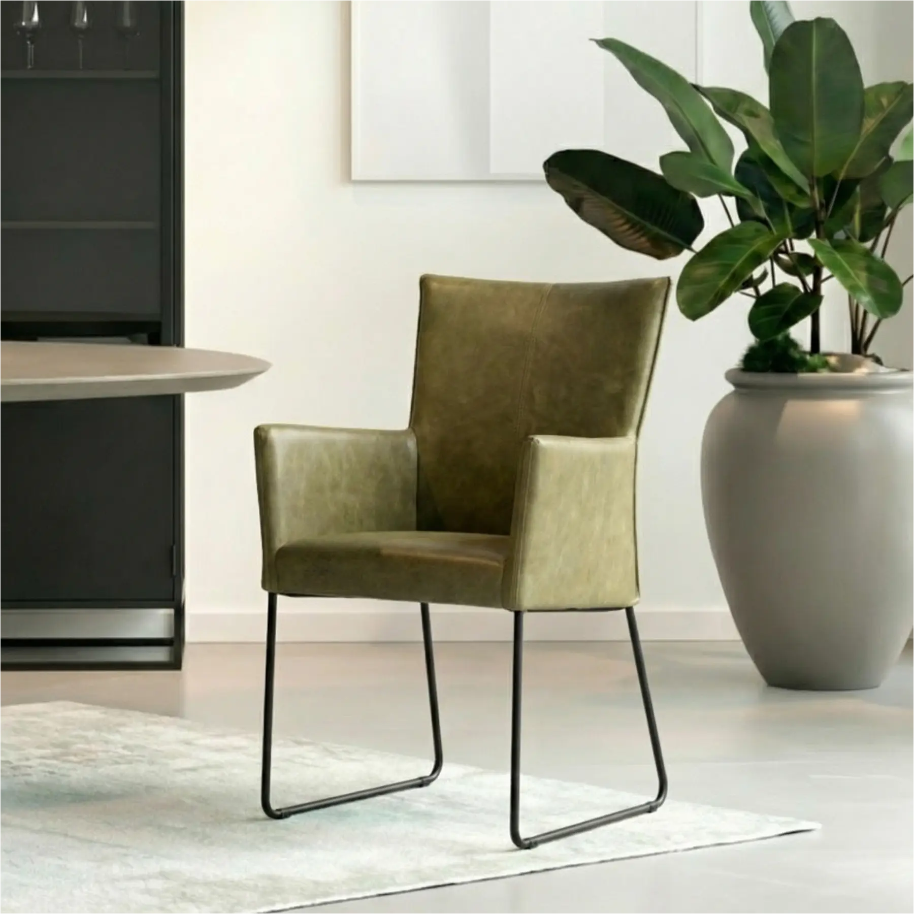 afbeelding van Leren eetkamerstoel Mate met armleuning - Vintage Olive (olijf/groen) - U-poot staal rond zwart