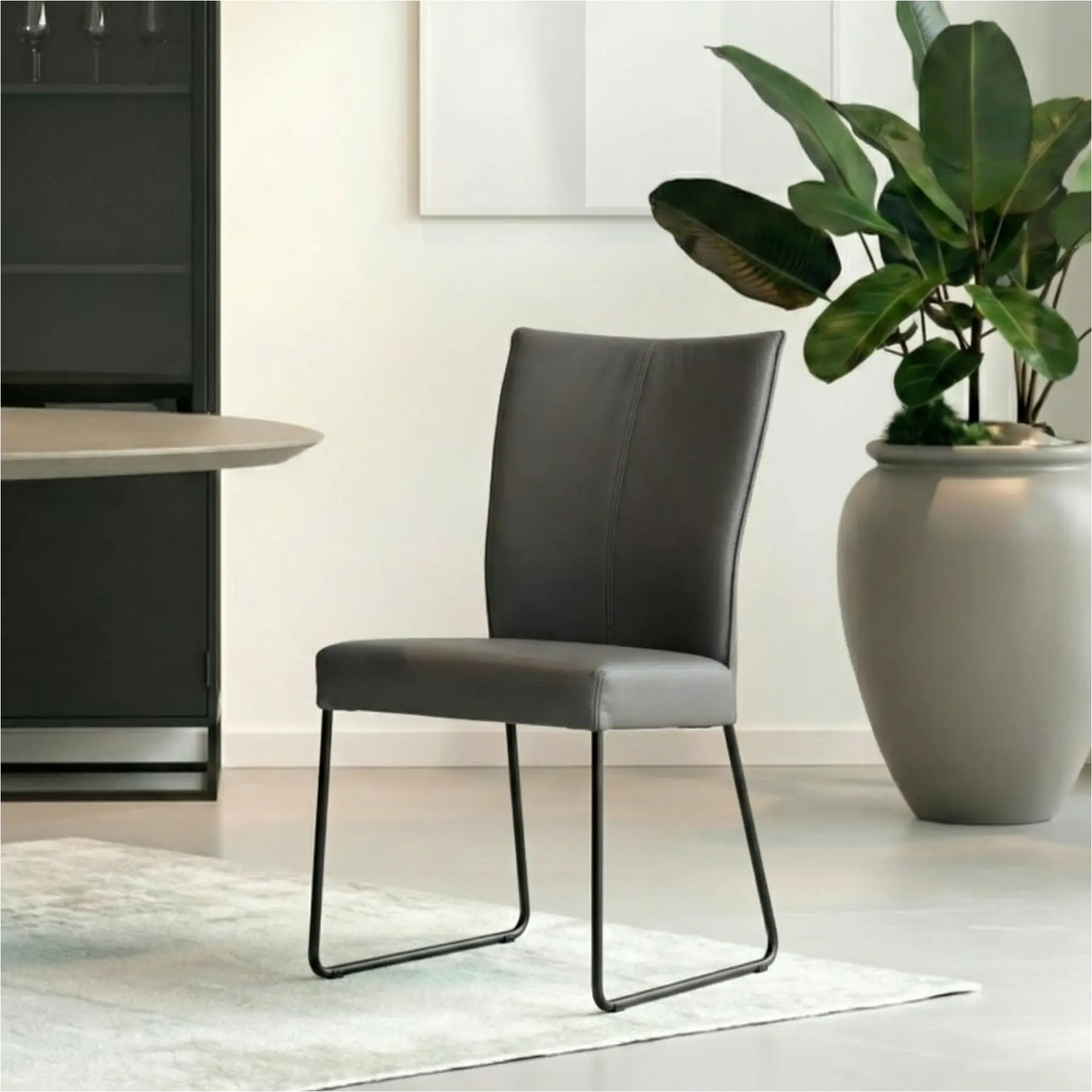 afbeelding van Leren eetkamerstoel Mate - Toledo Antracite (donkergrijs) - U-poot staal rond zwart