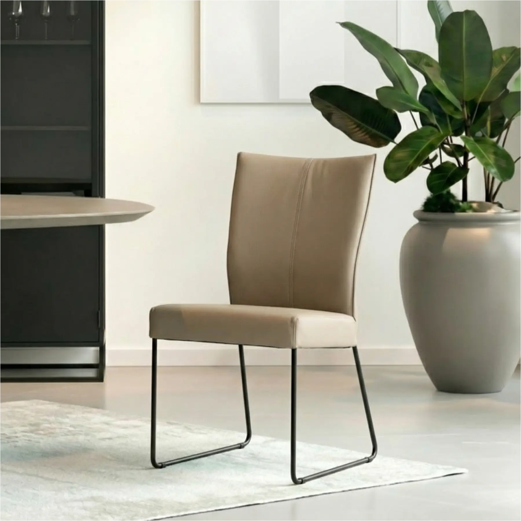 afbeelding van Leren eetkamerstoel Mate - Toledo Khaki (taupe/bruin) - U-poot staal rond zwart