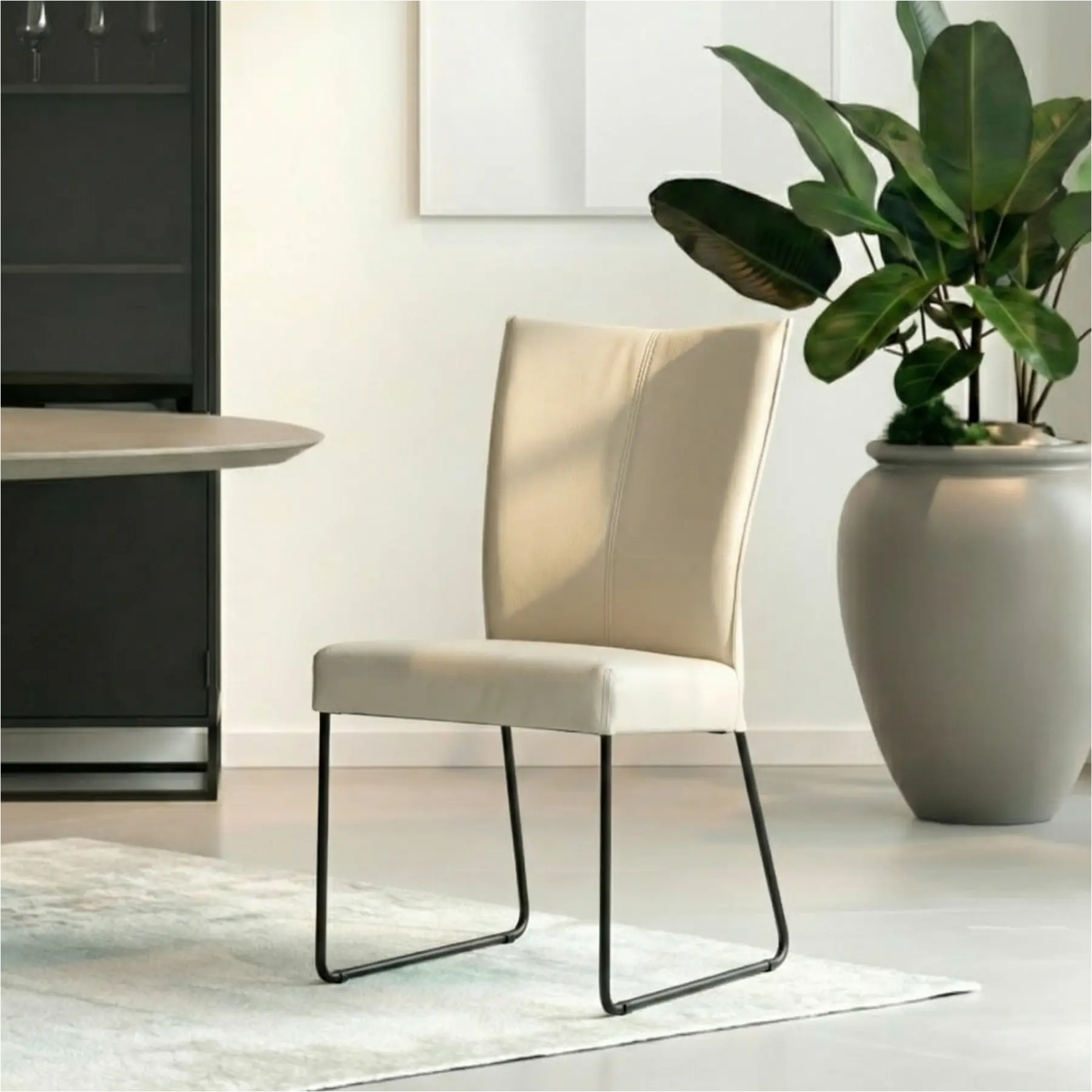 afbeelding van Leren eetkamerstoel Mate - Toledo Nebbia (crème) - U-poot staal rond zwart