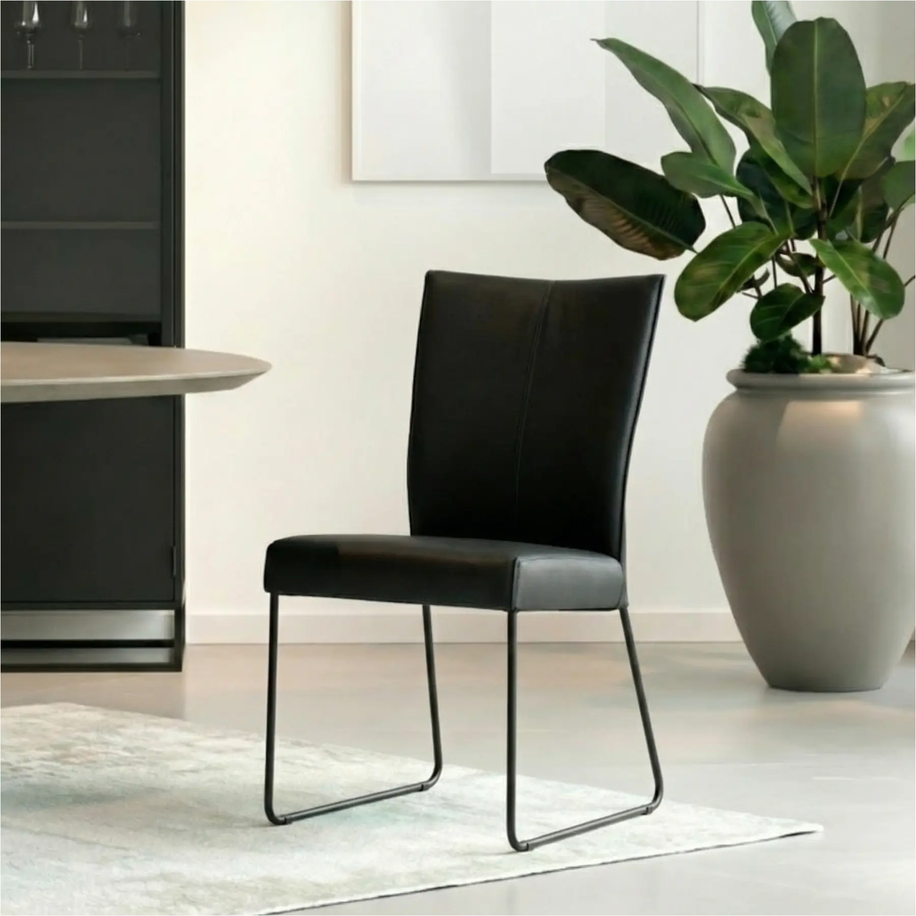 afbeelding van Leren eetkamerstoel Mate - Toledo Nero (zwart) - U-poot staal rond zwart