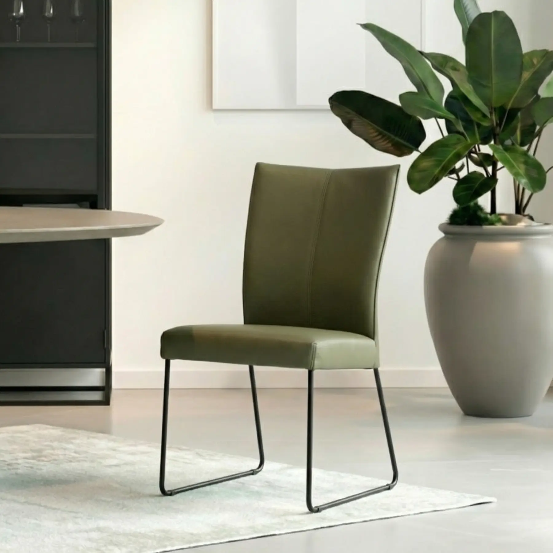 afbeelding van Leren eetkamerstoel Mate - Toledo Olive (olijf/goen) - U-poot staal rond zwart