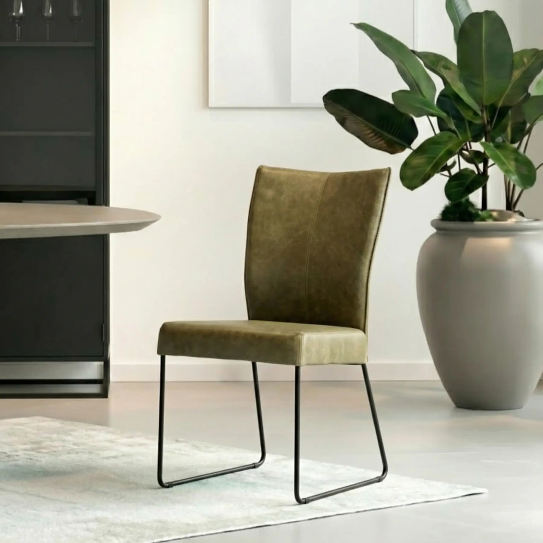 afbeelding van Leren eetkamerstoel Mate - Vintage Olive (olijf/groen) - U-poot staal rond zwart