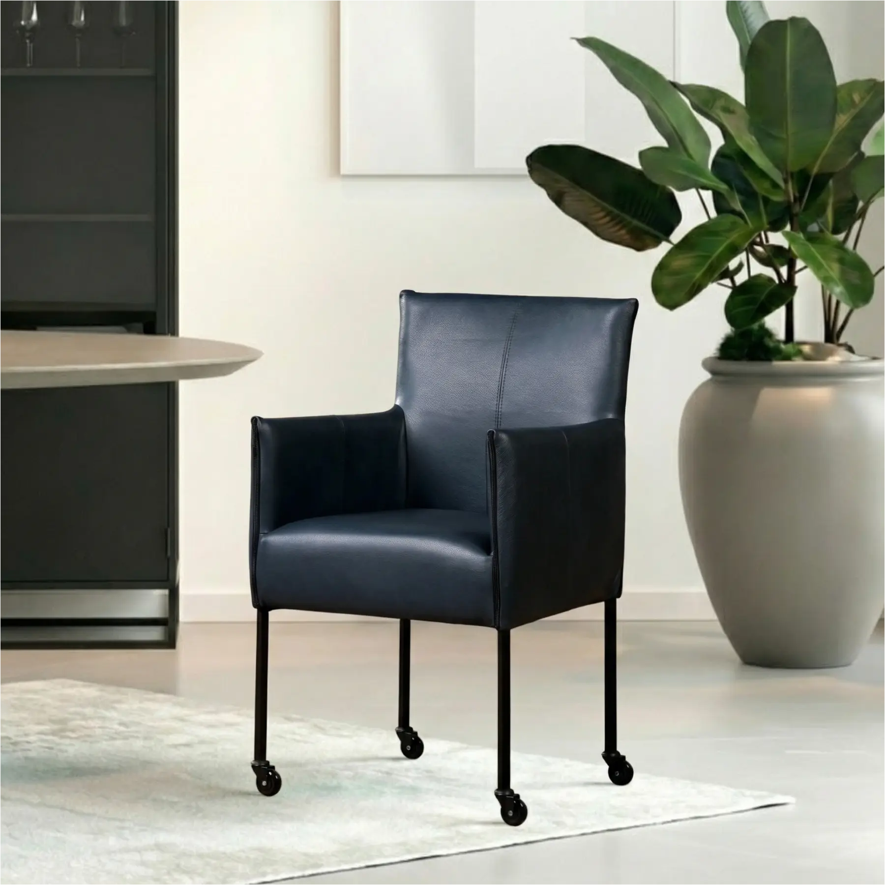 afbeelding van Leren eetkamerstoel More - Granada Blue (blauw) - Poten staal rond zwart