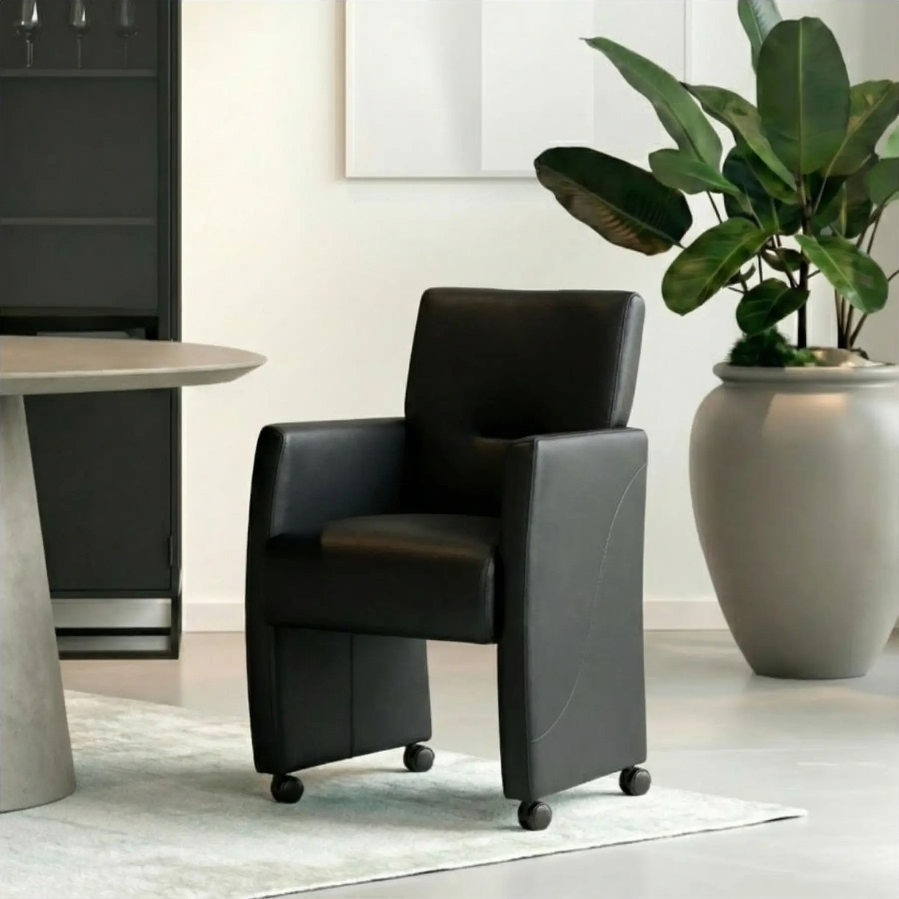 afbeelding van Leren eetkamerstoel Pleasure - Toledo Nero (zwart) - Met handgreep RVS