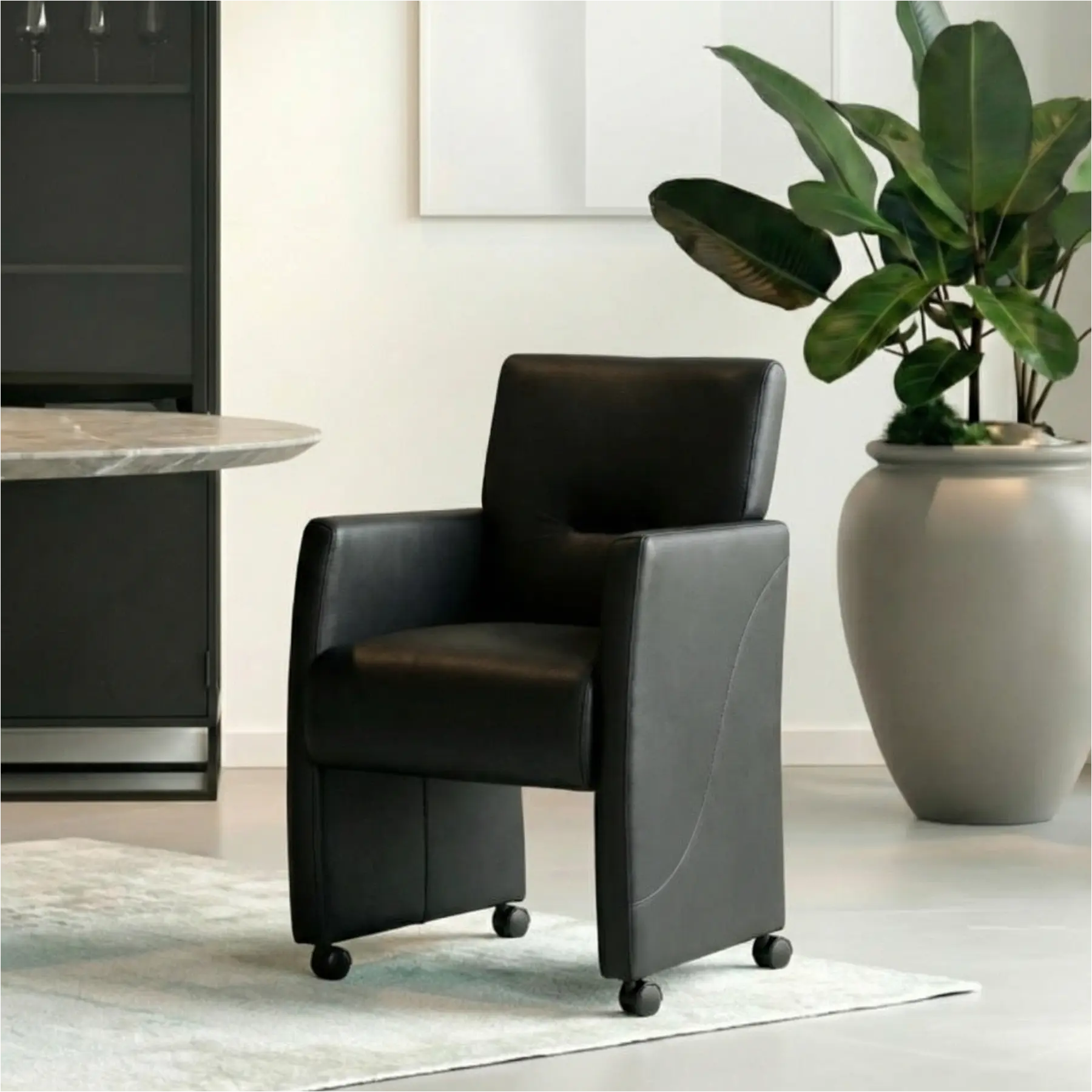 afbeelding van Leren eetkamerstoel Pleasure - Toledo Nero (zwart) - Met handgreep zwart