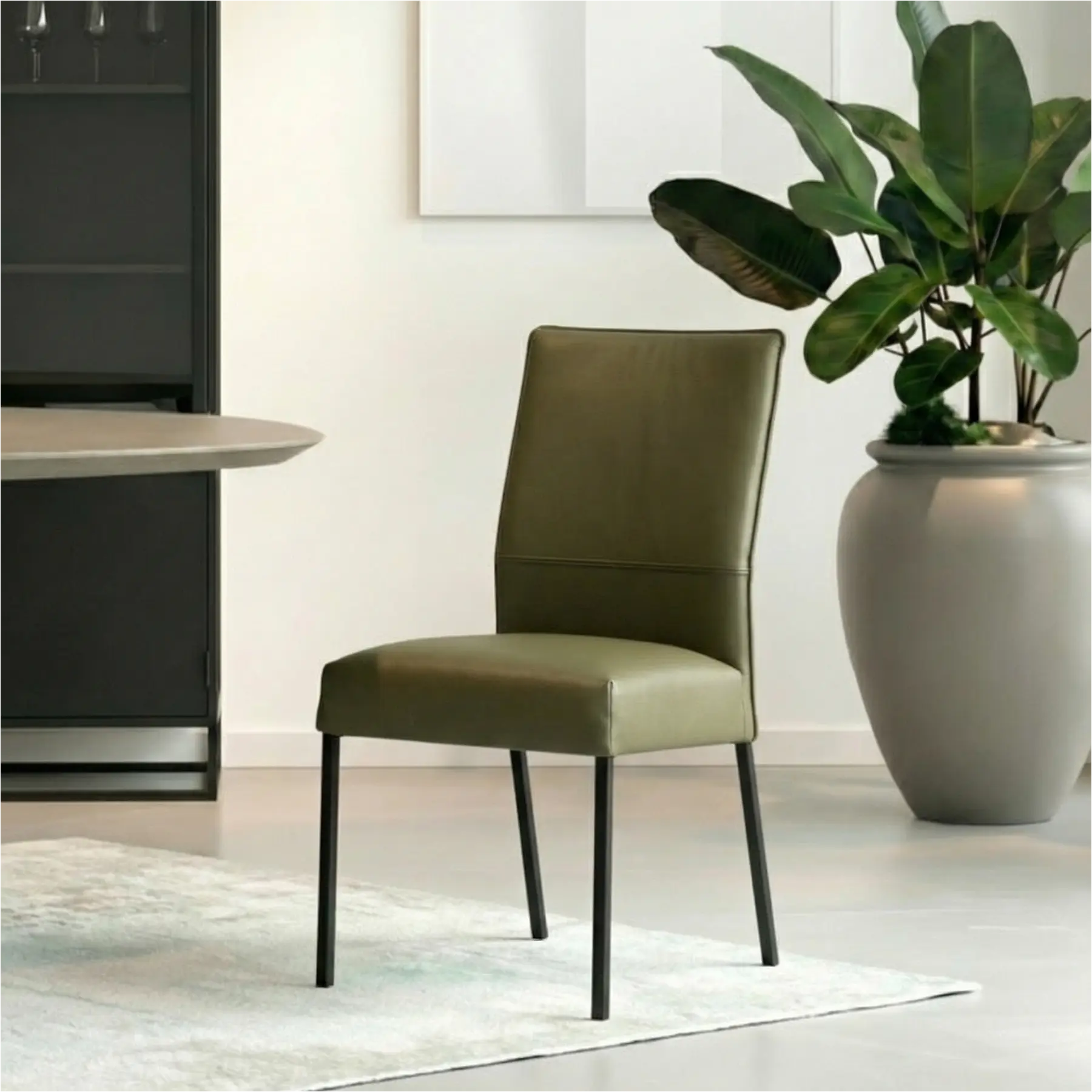 afbeelding van Leren eetkamerstoel Real - Toledo Olive (olijf/goen) - Poten staal vierkant zwart