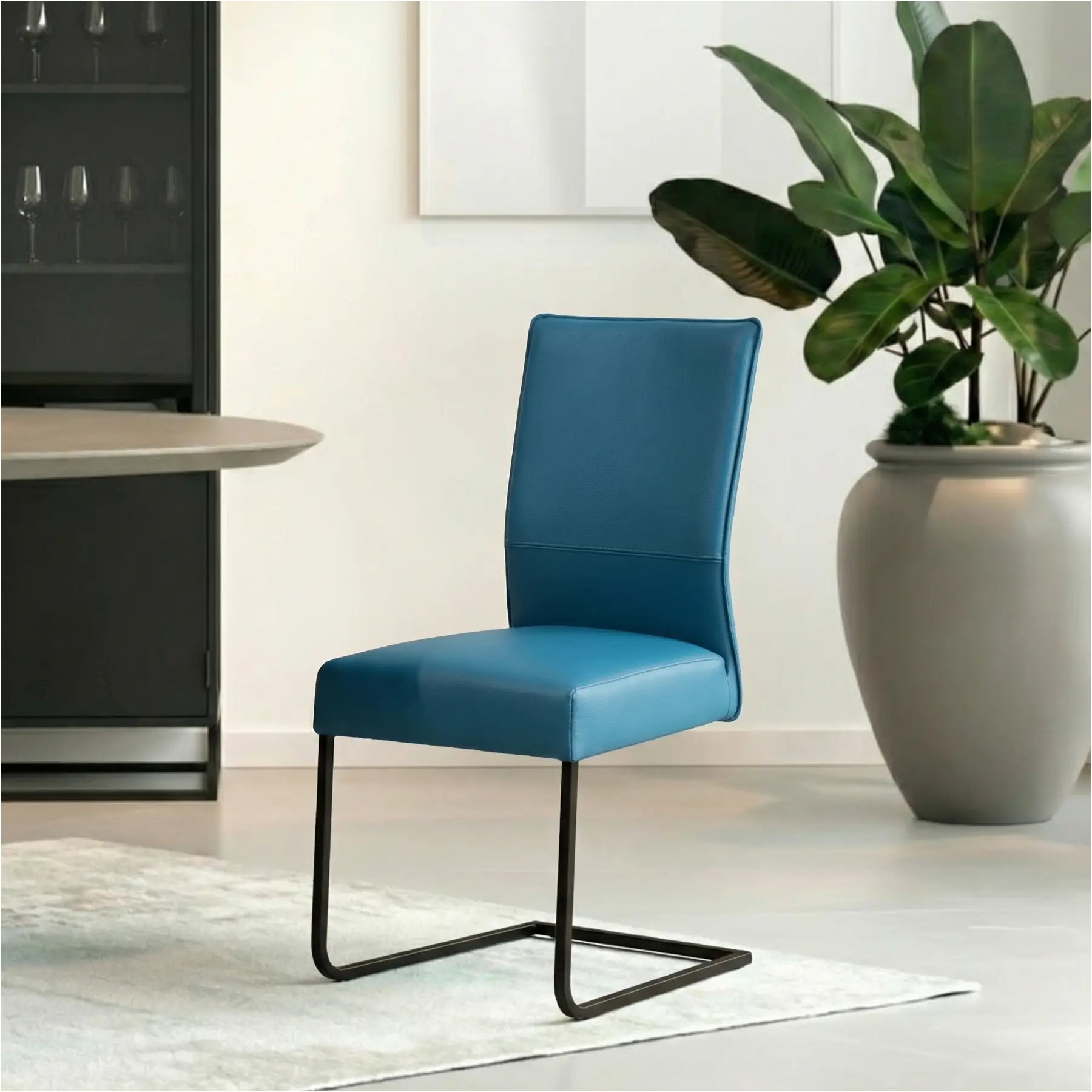 afbeelding van Leren eetkamerstoel Remix - Hermes Turquoise (blauw) - Sledepoot staal vierkant zwart