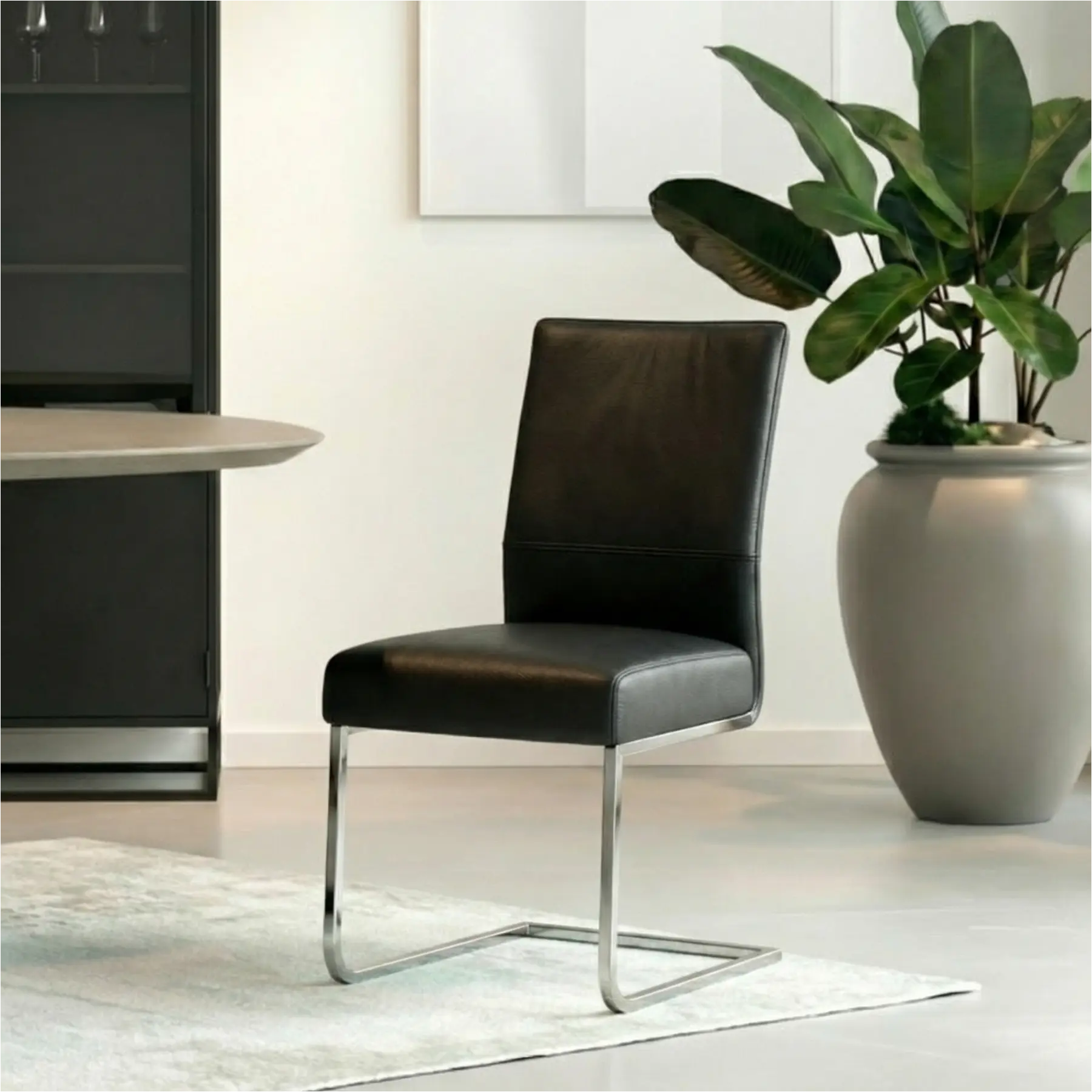 afbeelding van Leren eetkamerstoel Remix - Toledo Nero (zwart) - Sledepoot staal vierkant RVS