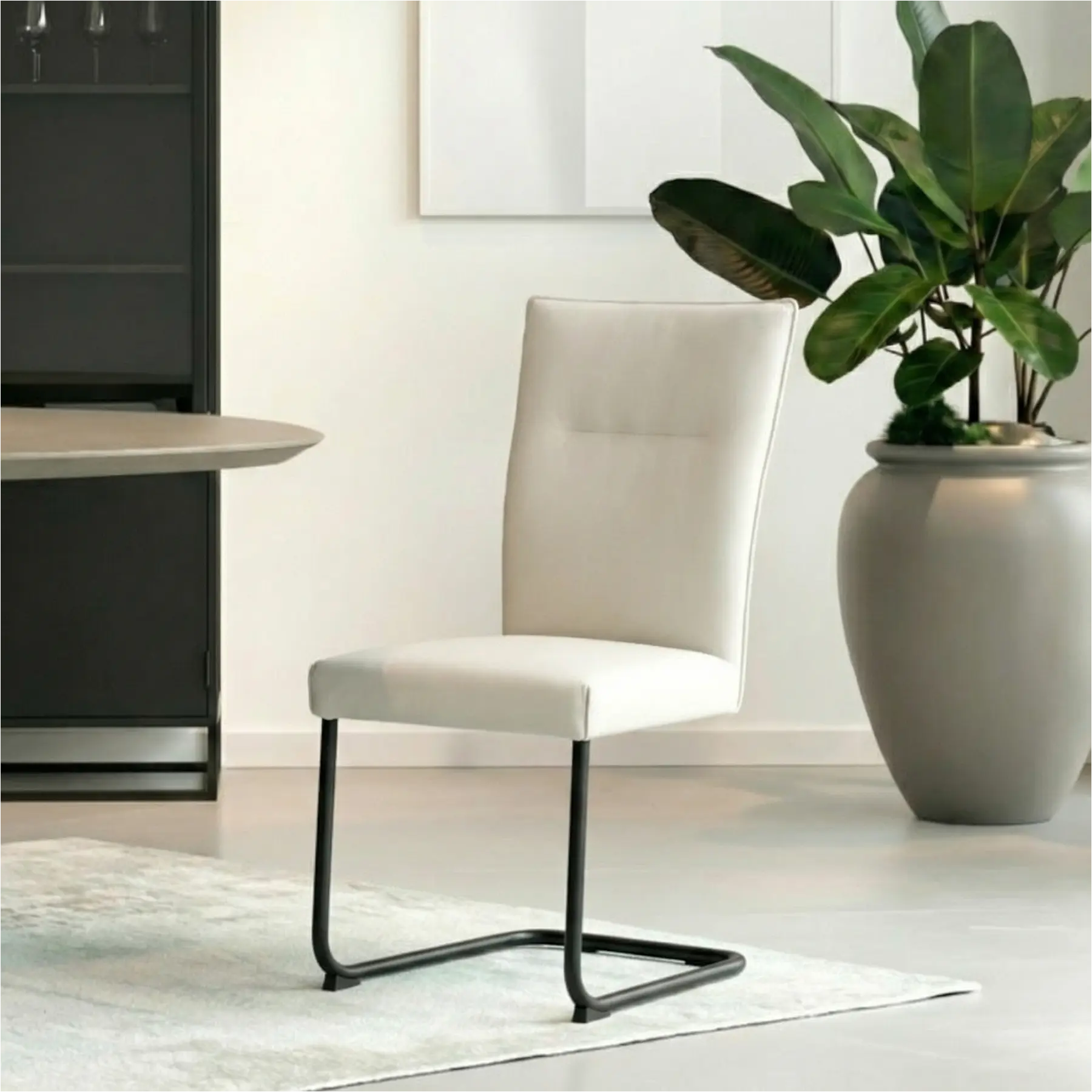 afbeelding van Leren eetkamerstoel Retro - Toledo Misty (crème) - Sledepoot staal rond zwart