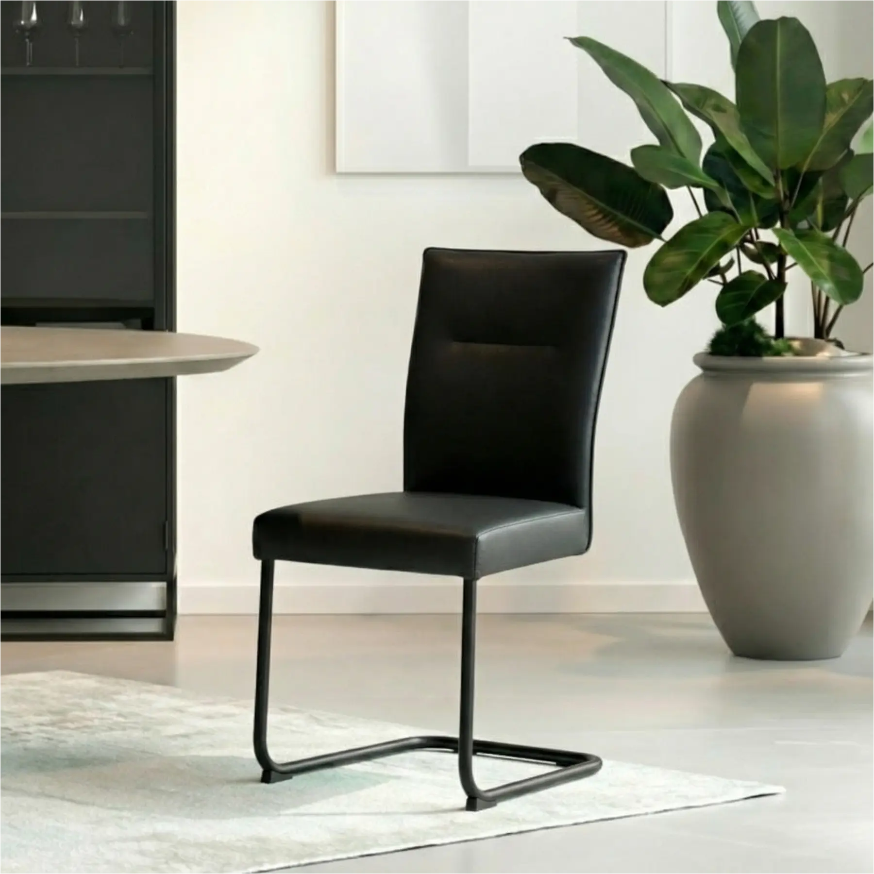 afbeelding van Leren eetkamerstoel Retro - Toledo Nero (zwart) - Sledepoot staal rond zwart