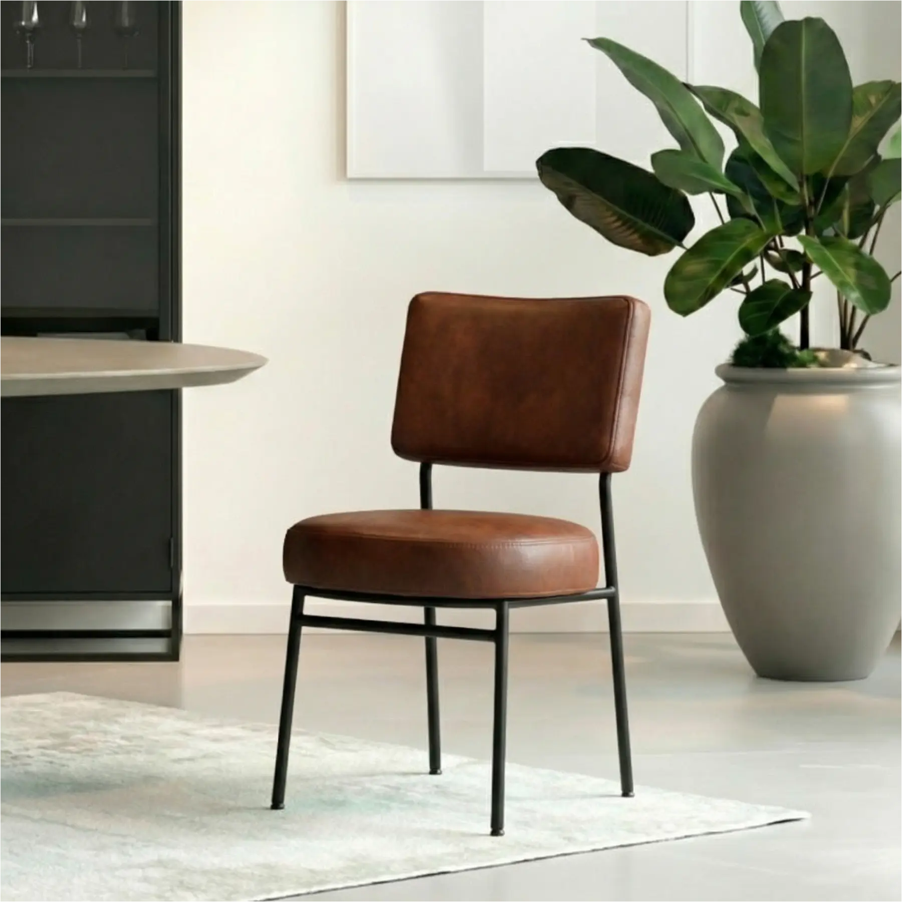 afbeelding van Leren eetkamerstoel Rondo - Granada Cognac (donkercognac) - Poten staal rond zwart